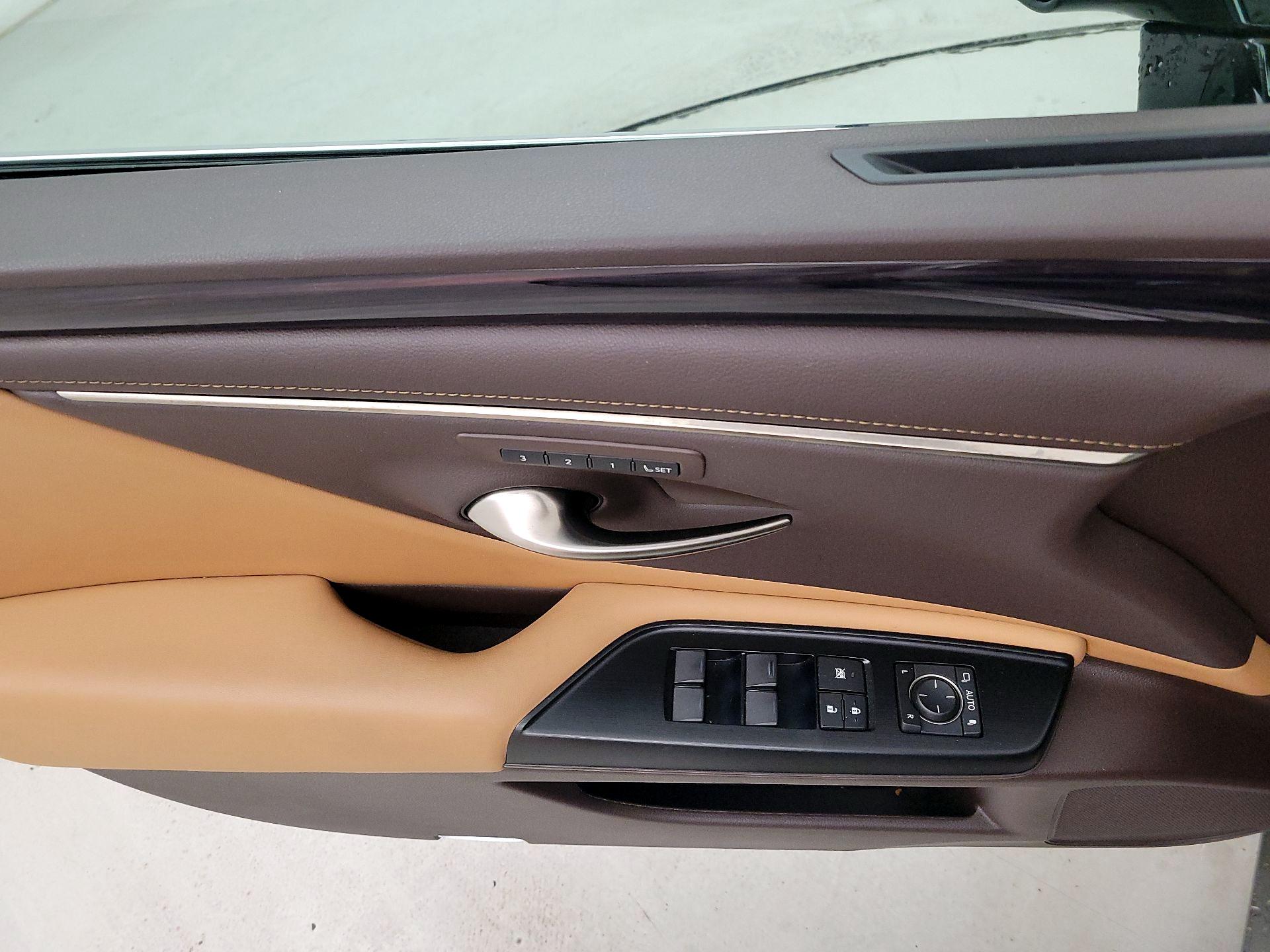 Thumbnail: 2020 Lexus ES - 12