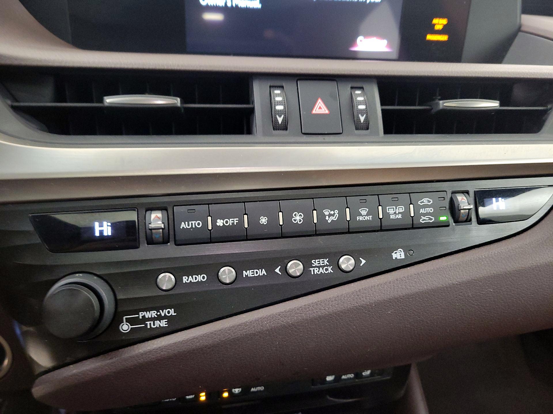 Thumbnail: 2020 Lexus ES - 16