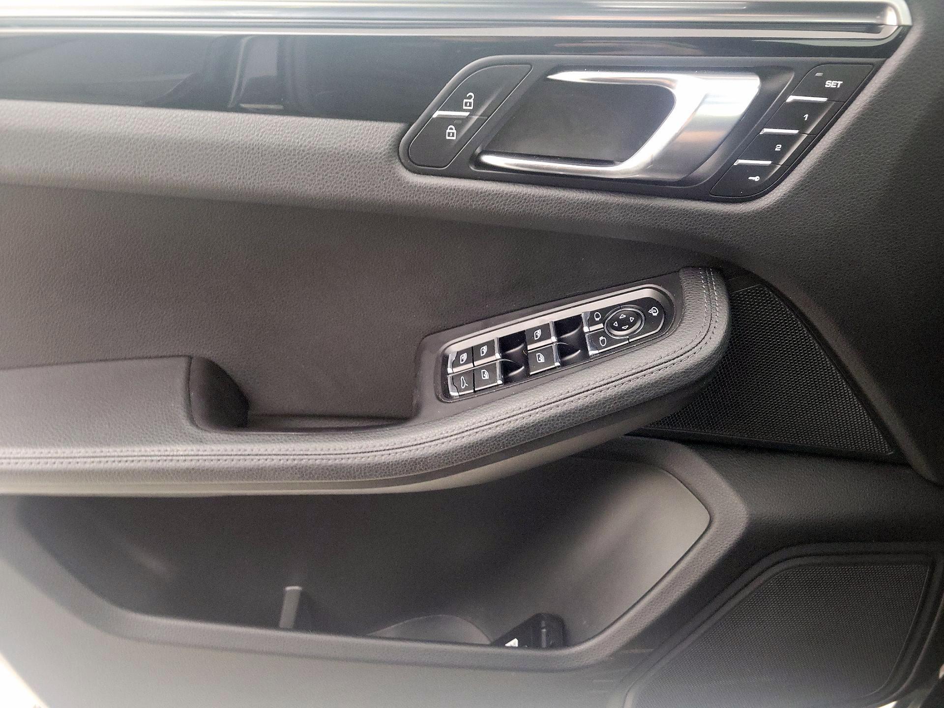 Thumbnail: 2023 Porsche Macan - 12