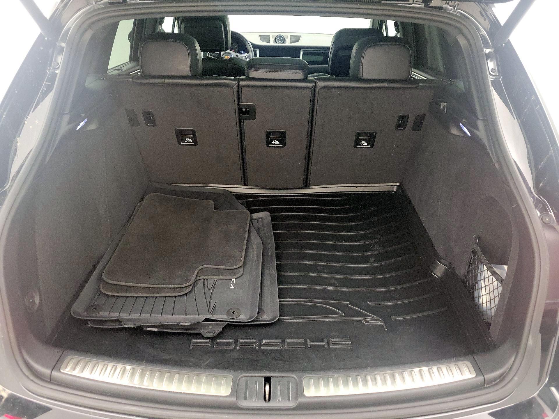 Thumbnail: 2023 Porsche Macan - 20