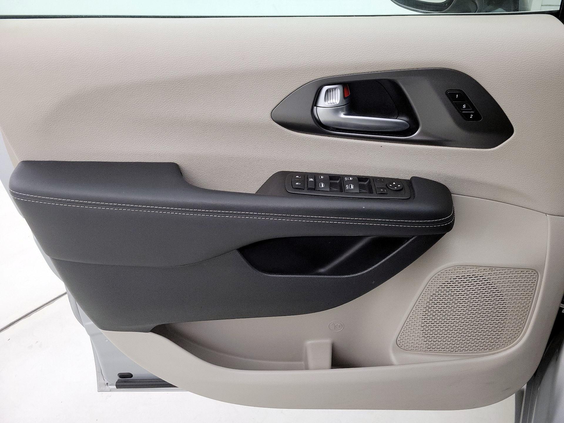 Thumbnail: 2024 Chrysler Pacifica - 12