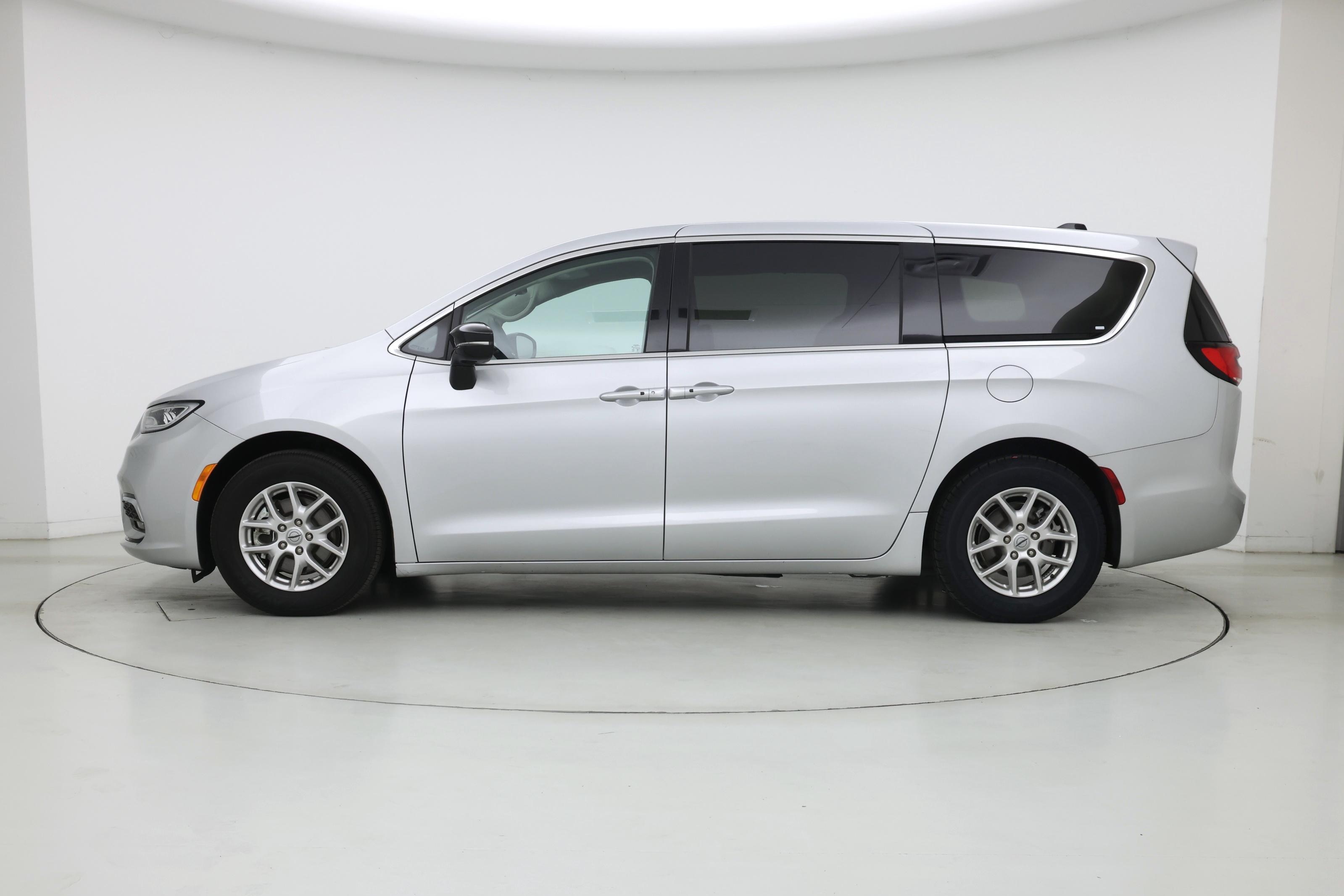 Thumbnail: 2024 Chrysler Pacifica - 3