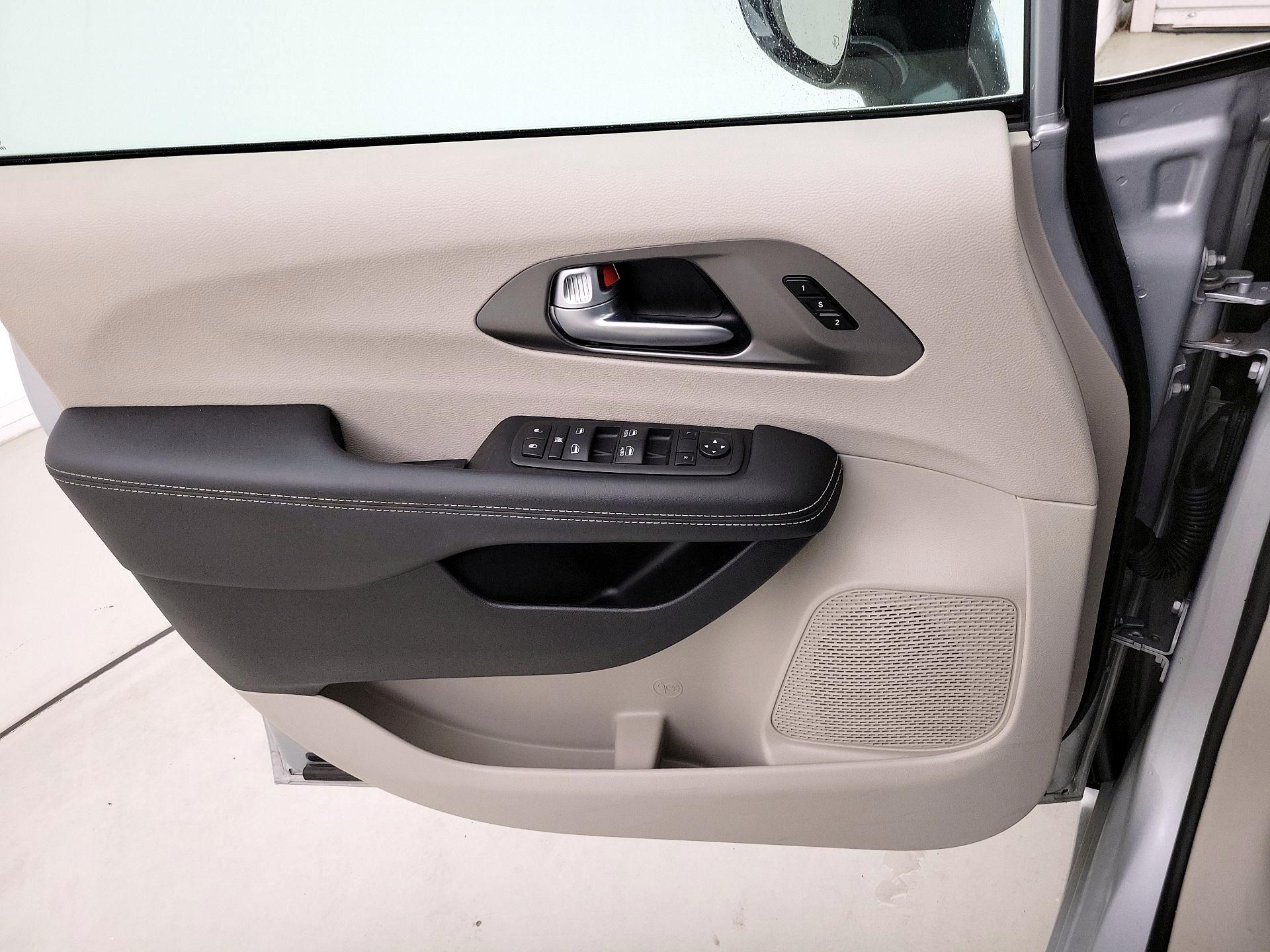 Thumbnail: 2024 Chrysler Pacifica - 12