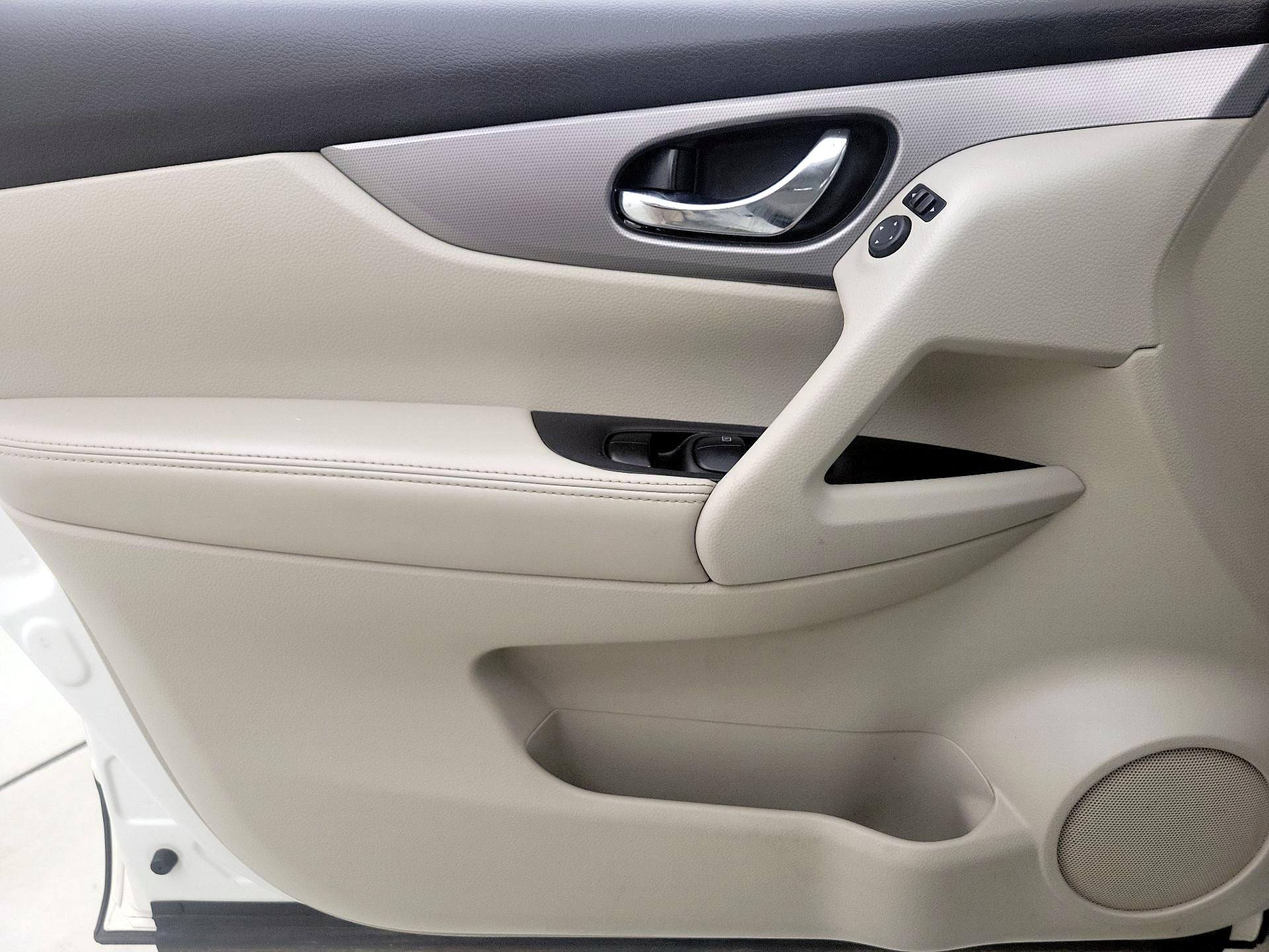 Thumbnail: 2020 Nissan Rogue Sport - 12