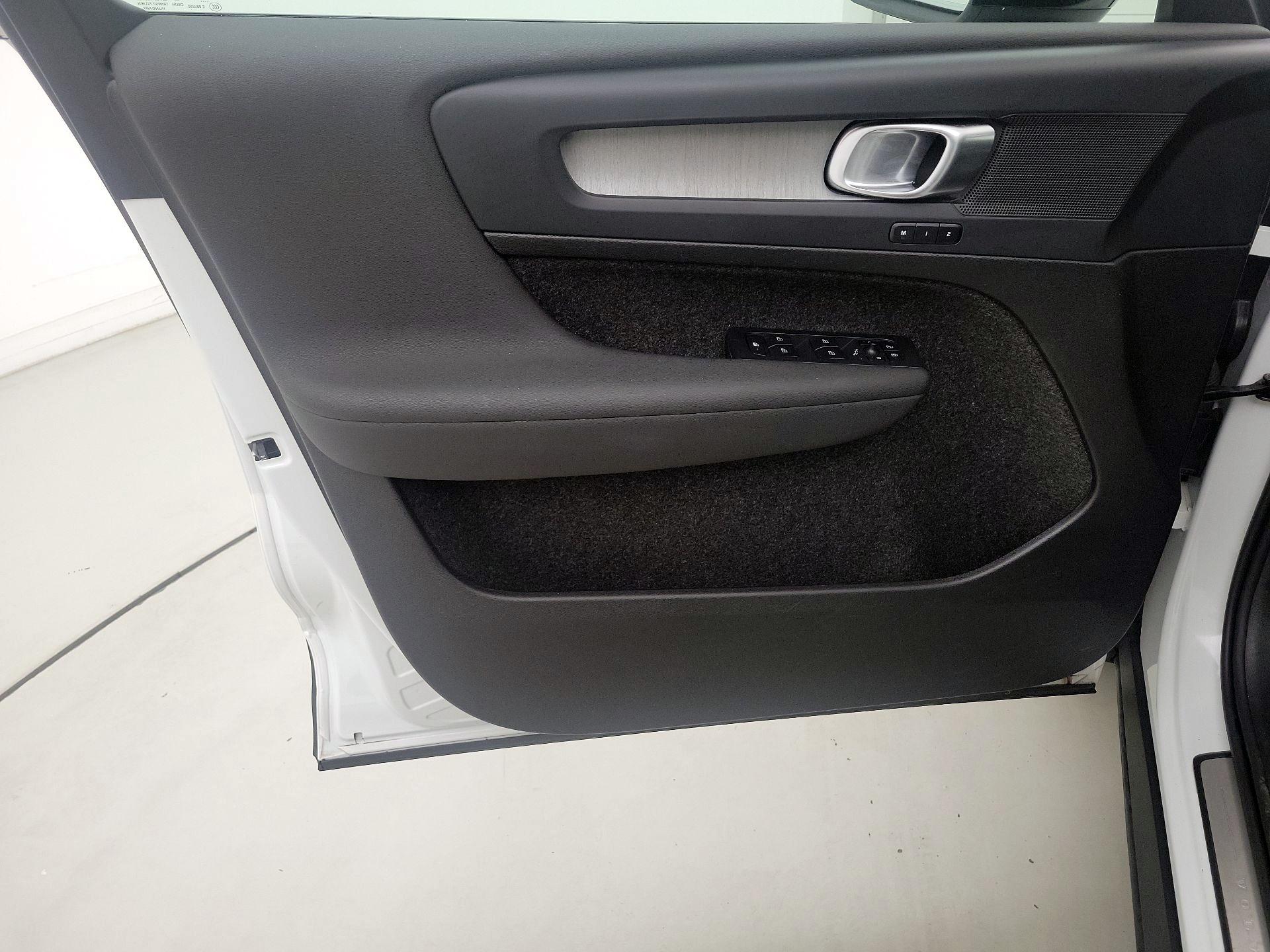 Thumbnail: 2025 Volvo XC40 - 12