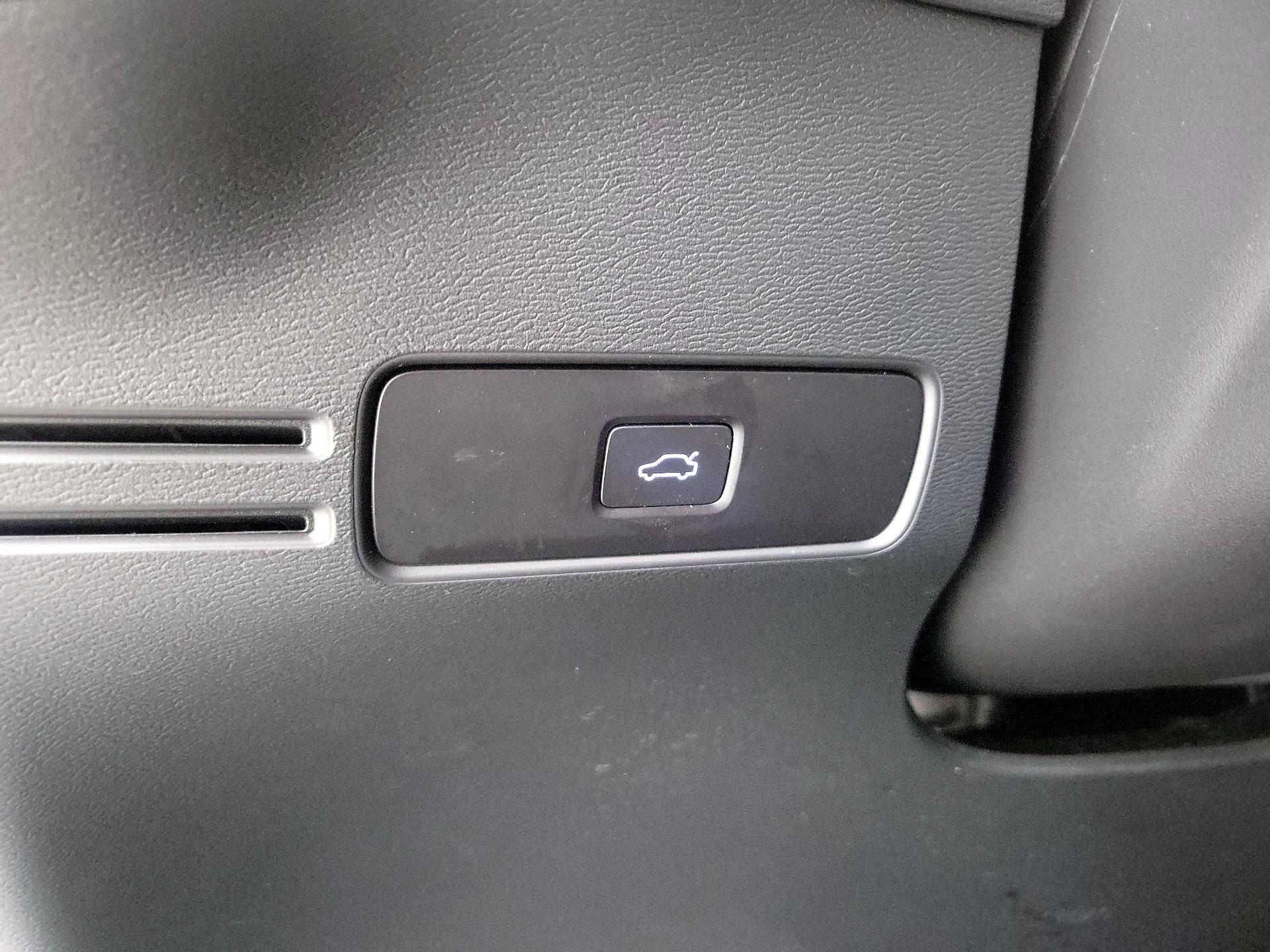 Thumbnail: 2025 Volvo XC40 - 13