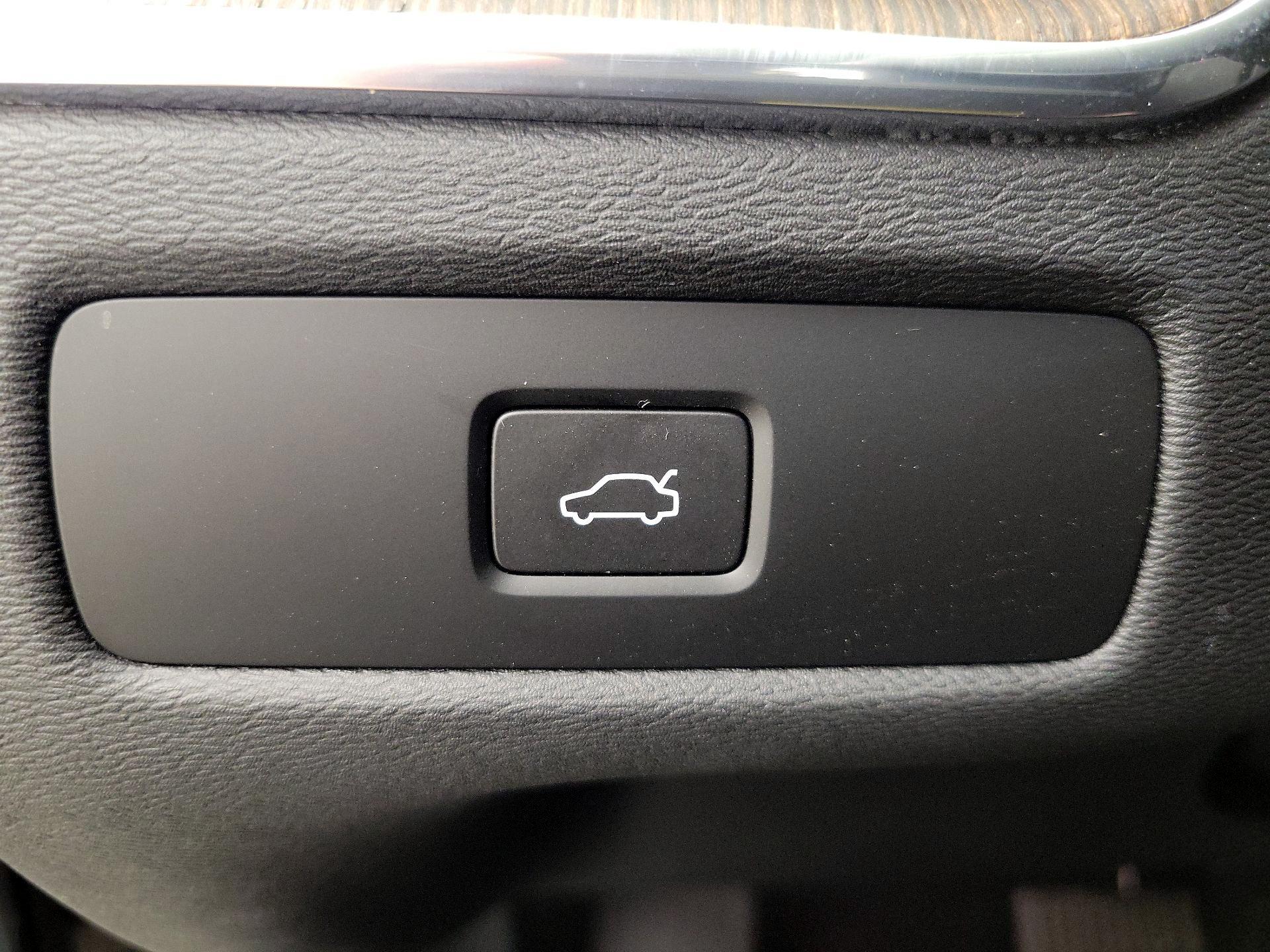 Thumbnail: 2023 Volvo XC60 - 13