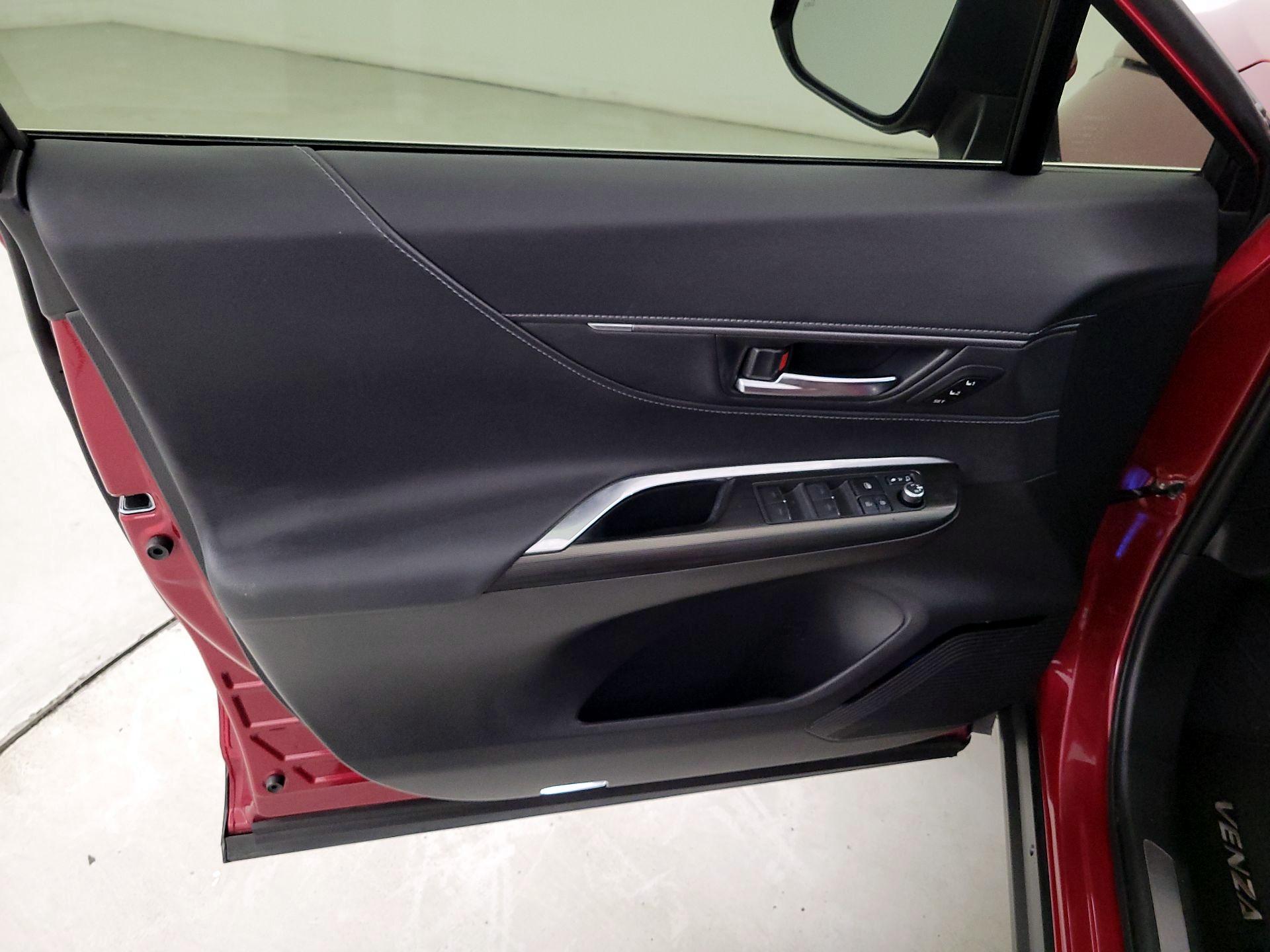 Thumbnail: 2022 Toyota Venza - 12