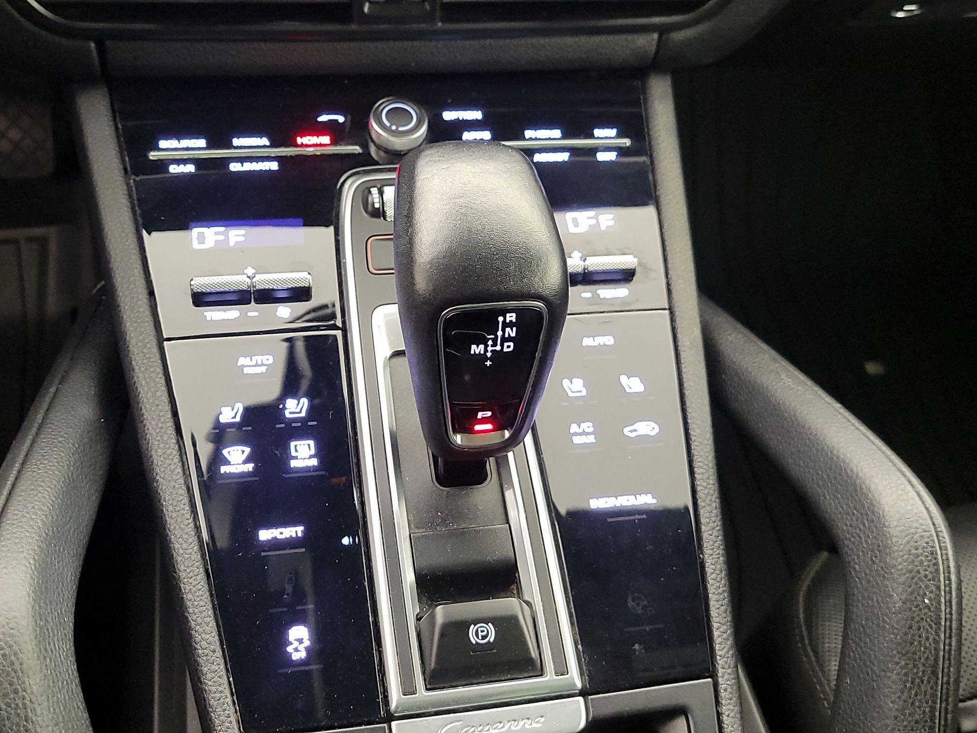 Thumbnail: 2022 Porsche Cayenne - 17