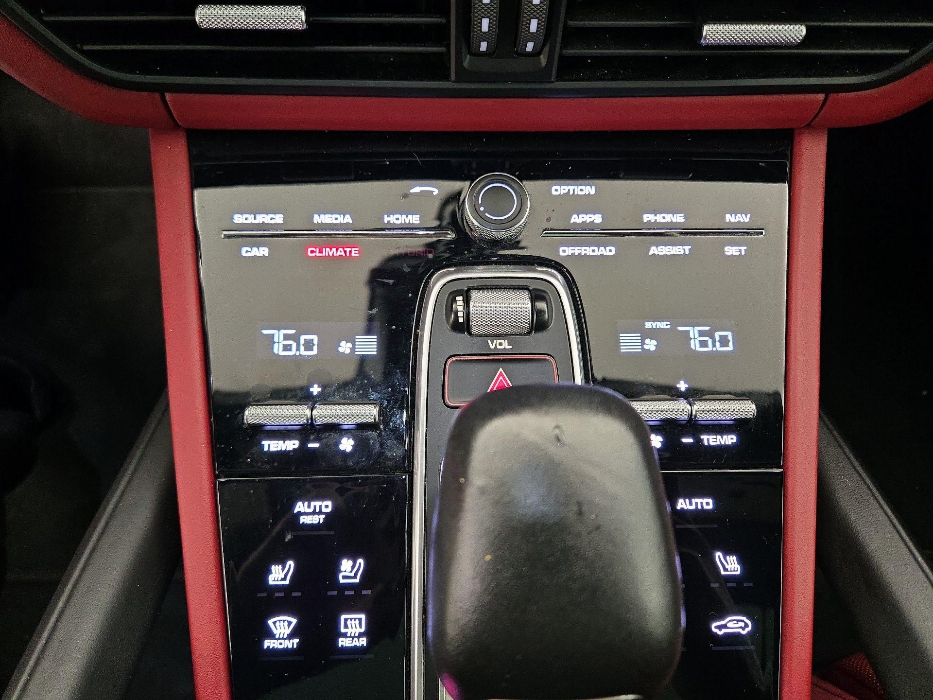 Thumbnail: 2022 Porsche Cayenne - 17