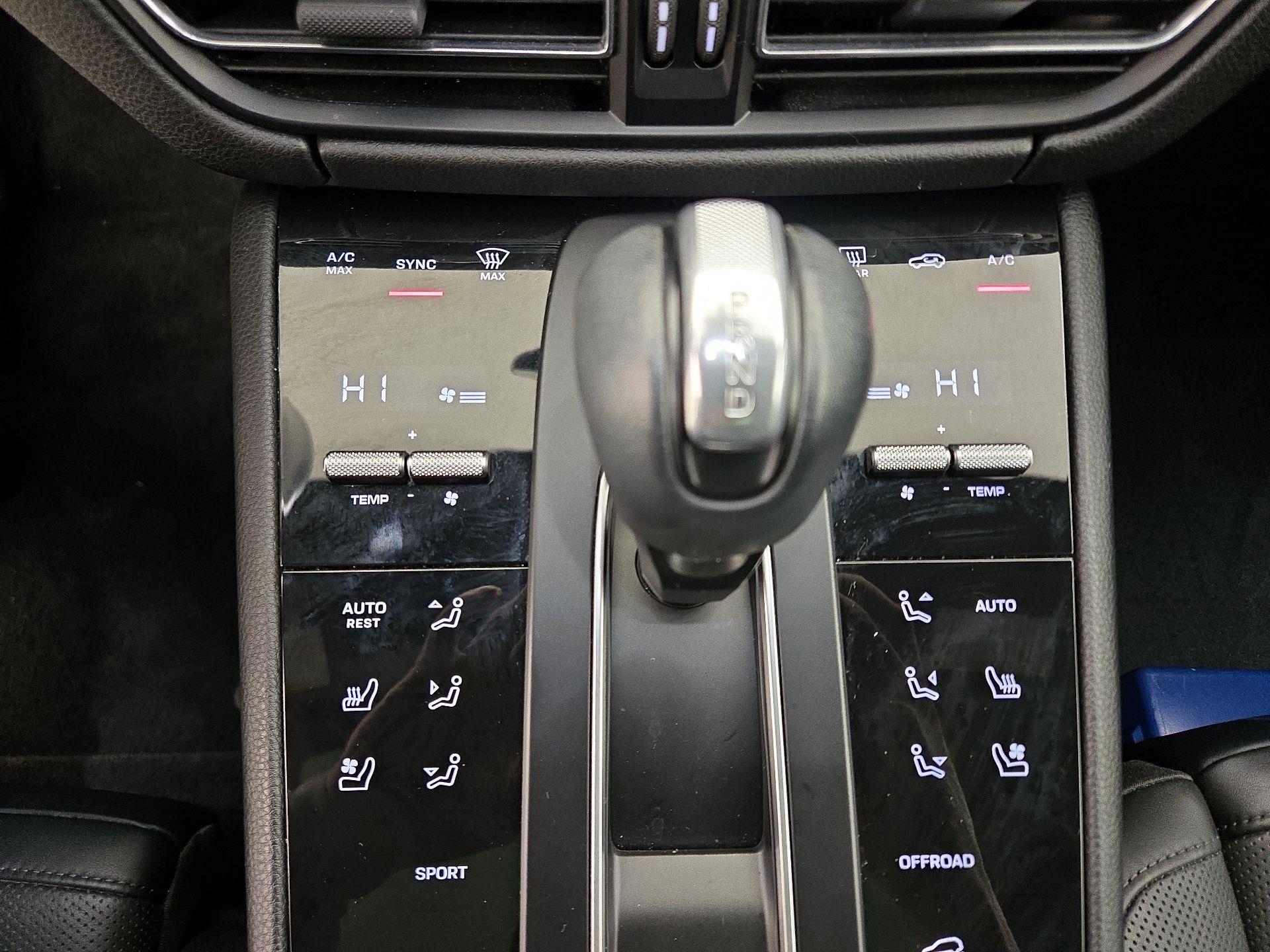 Thumbnail: 2022 Porsche Macan - 17