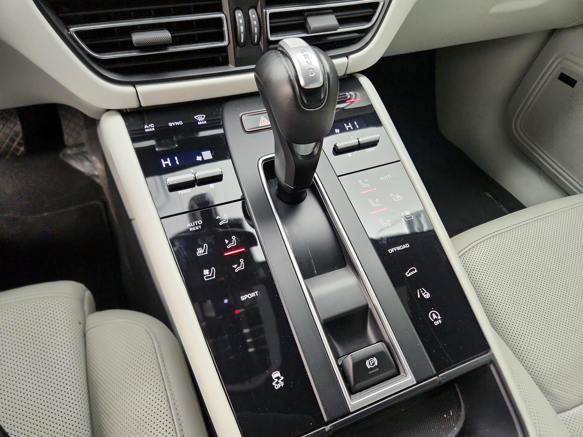 Thumbnail: 2023 Porsche Macan - 17