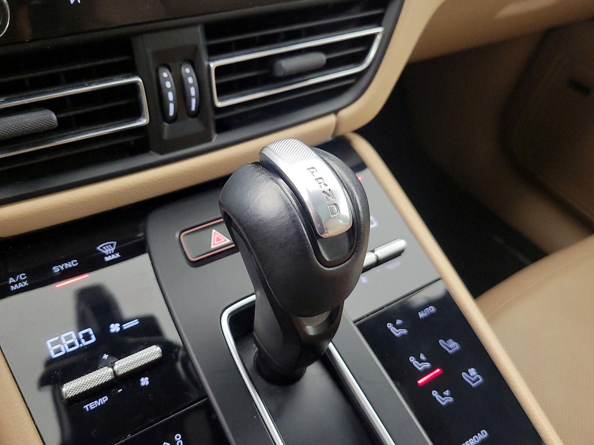 Thumbnail: 2023 Porsche Macan - 18