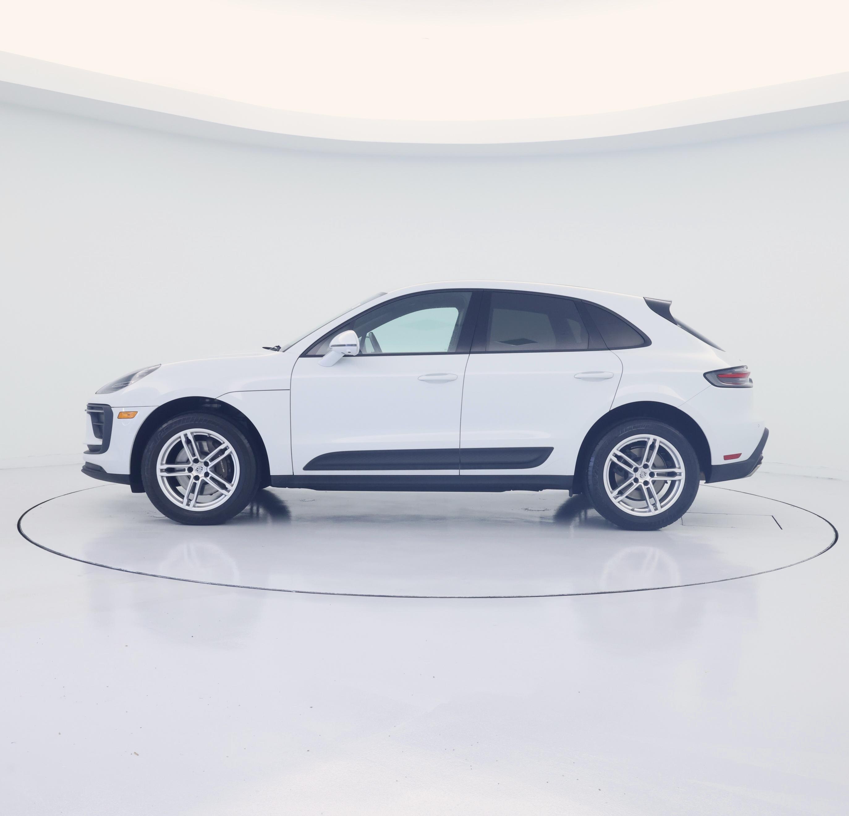 Thumbnail: 2023 Porsche Macan - 3
