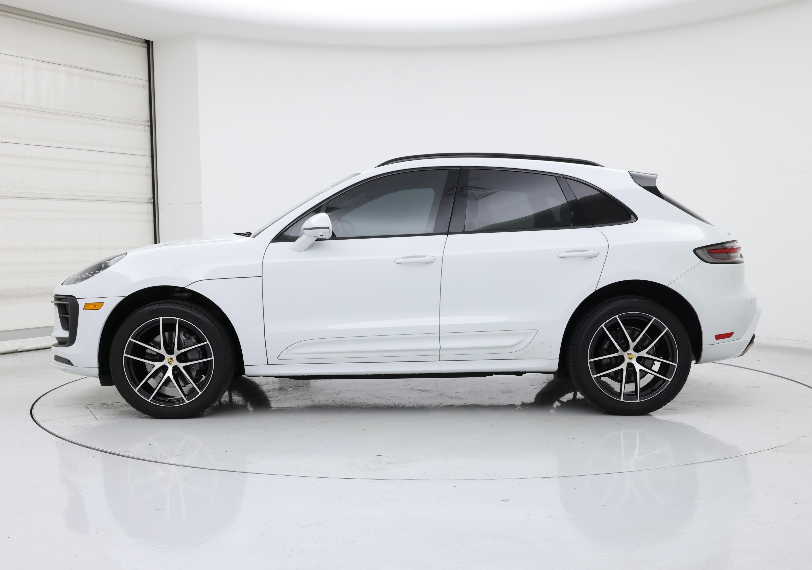 Thumbnail: 2022 Porsche Macan - 3