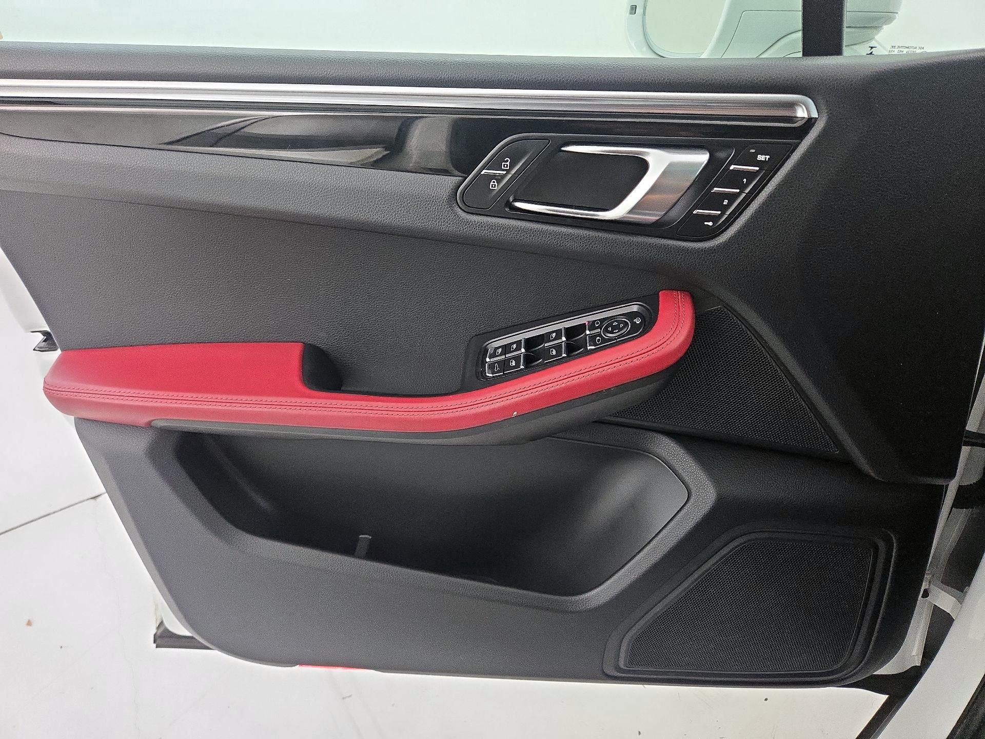 Thumbnail: 2023 Porsche Macan - 12