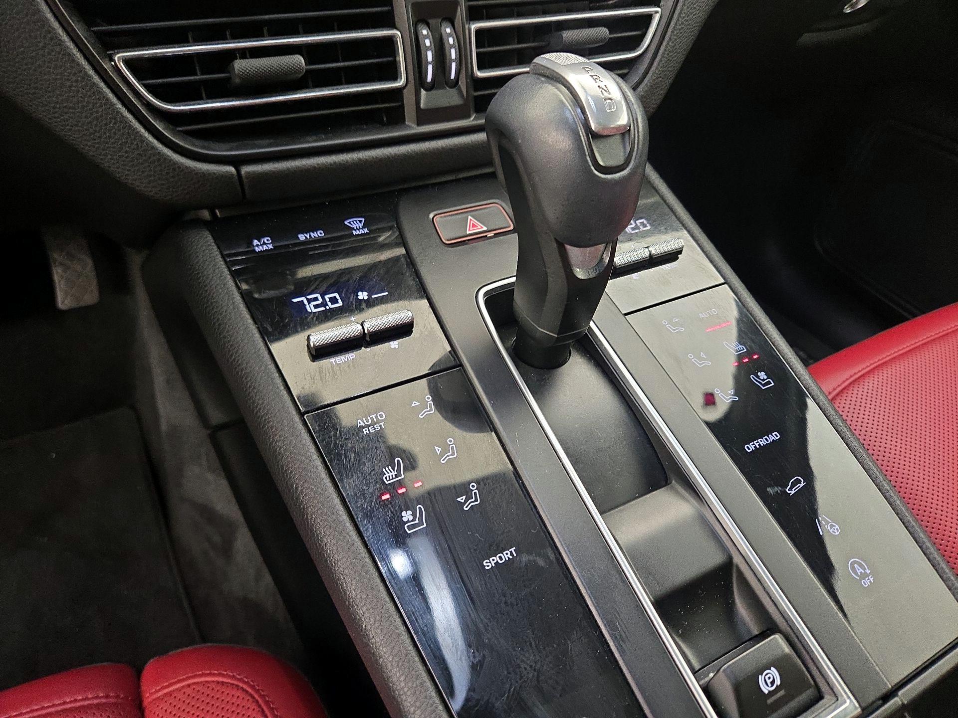 Thumbnail: 2023 Porsche Macan - 17