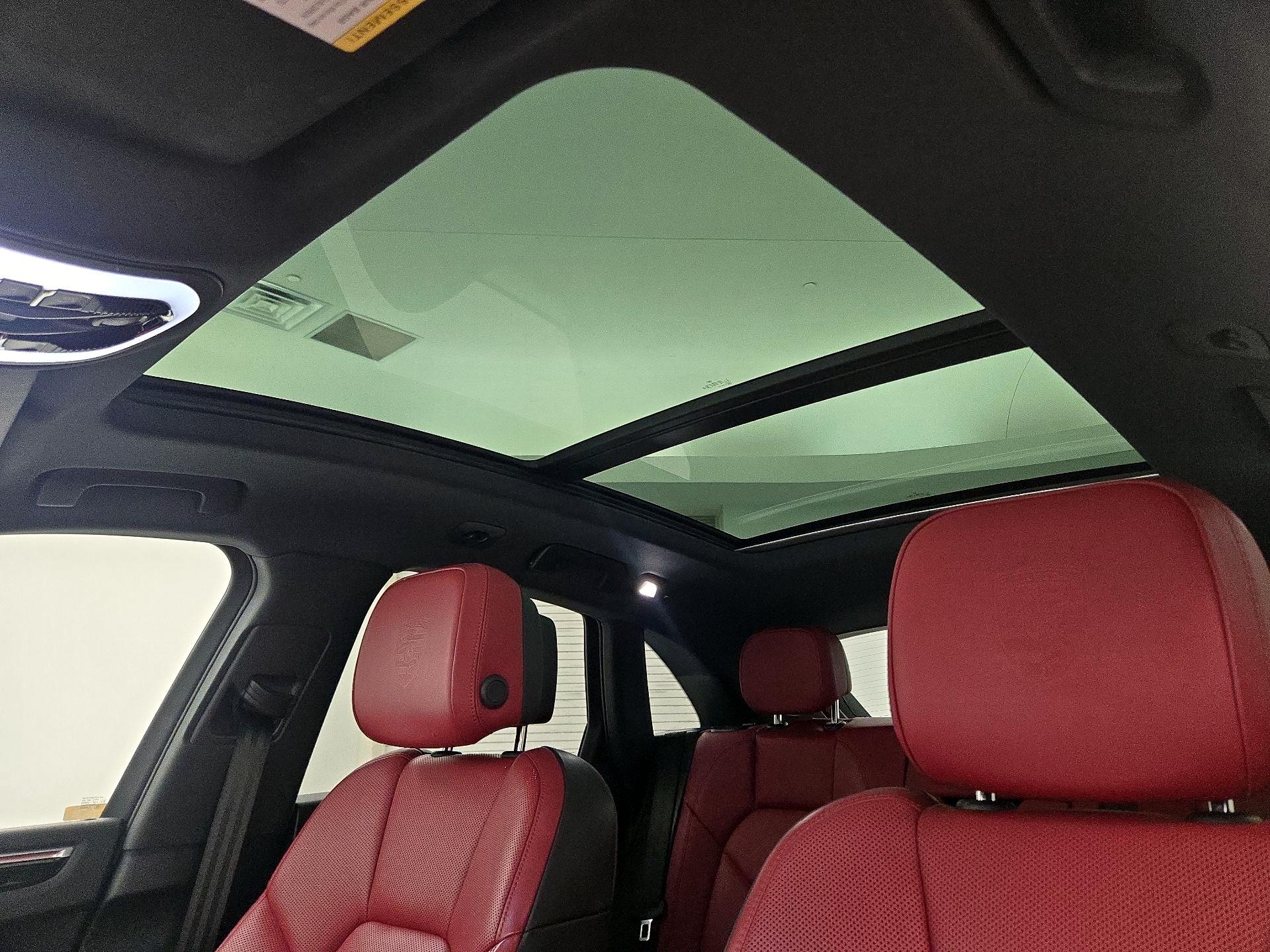 Thumbnail: 2023 Porsche Macan - 20