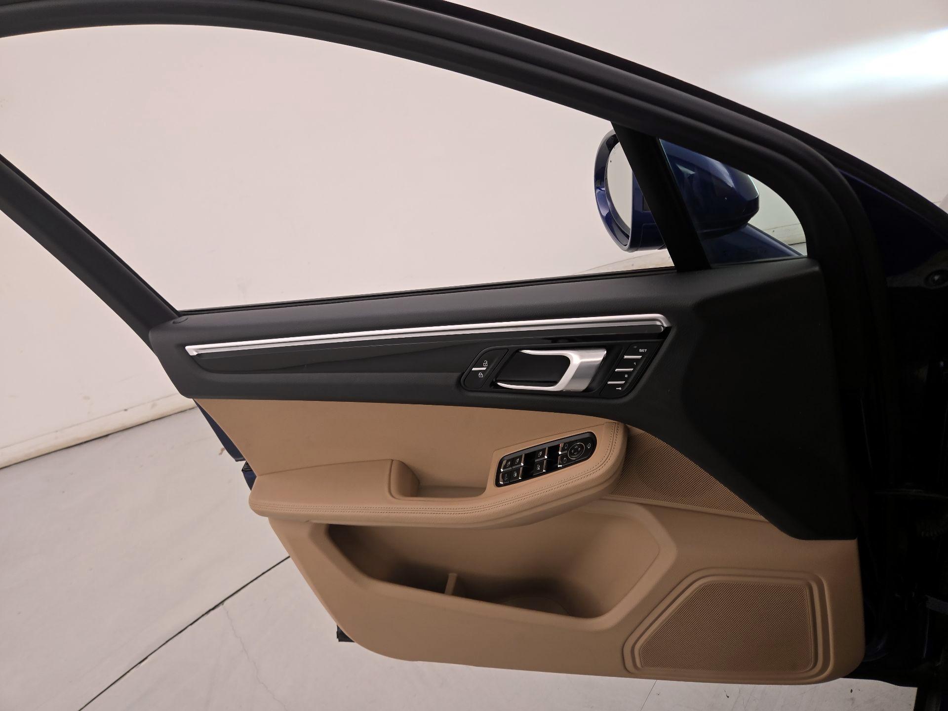 Thumbnail: 2023 Porsche Macan - 12