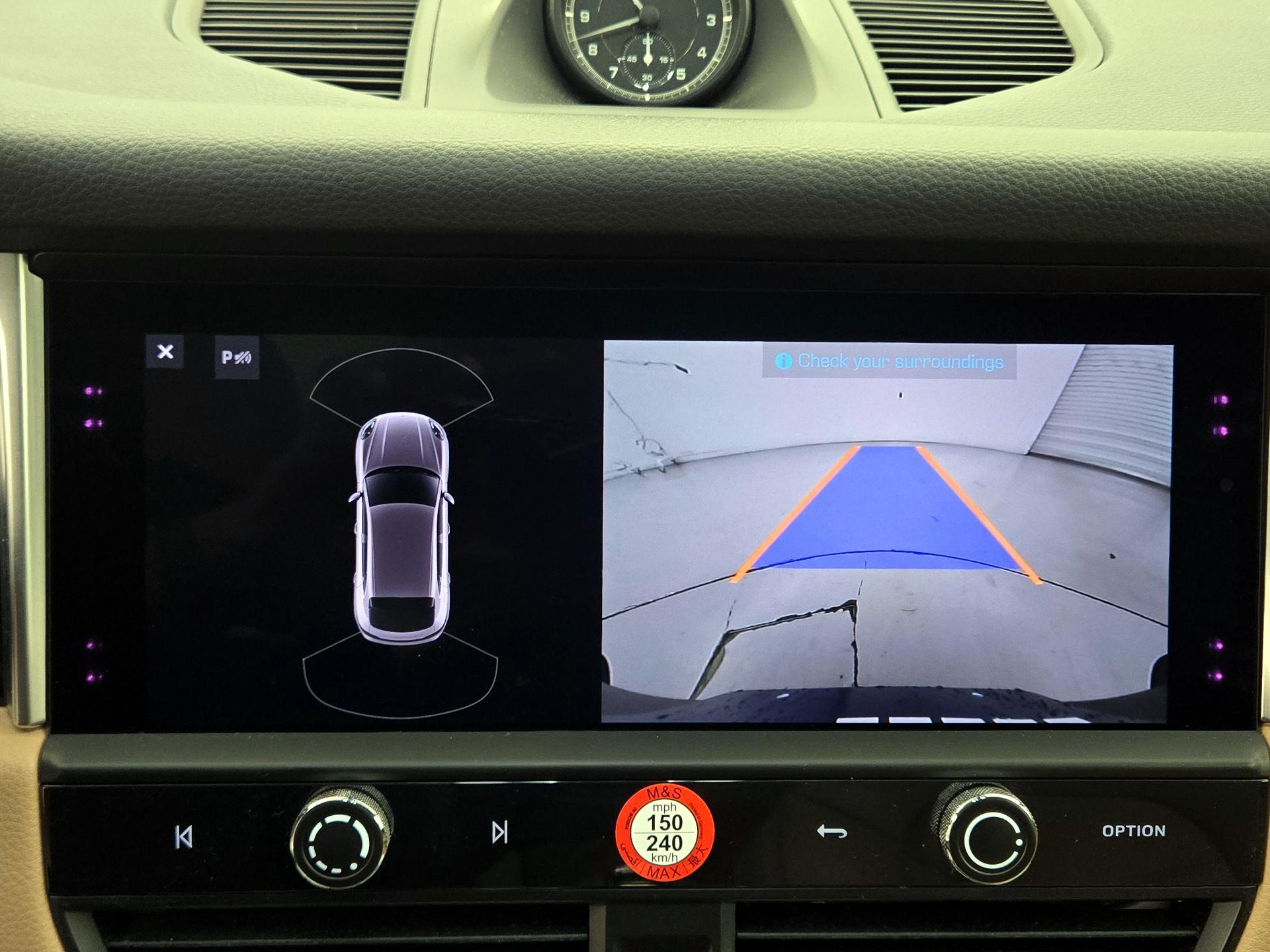 Thumbnail: 2023 Porsche Macan - 15