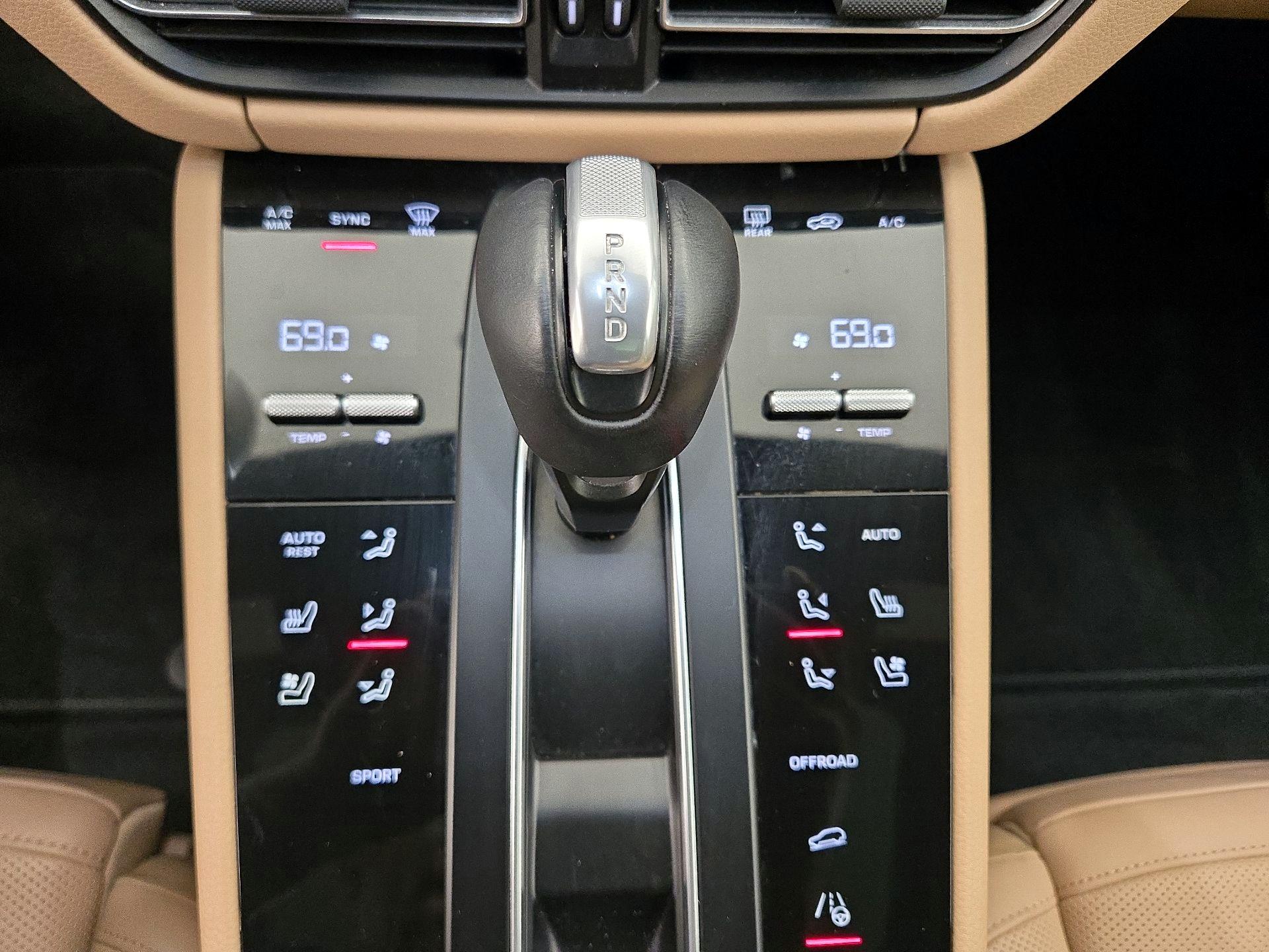 Thumbnail: 2023 Porsche Macan - 18