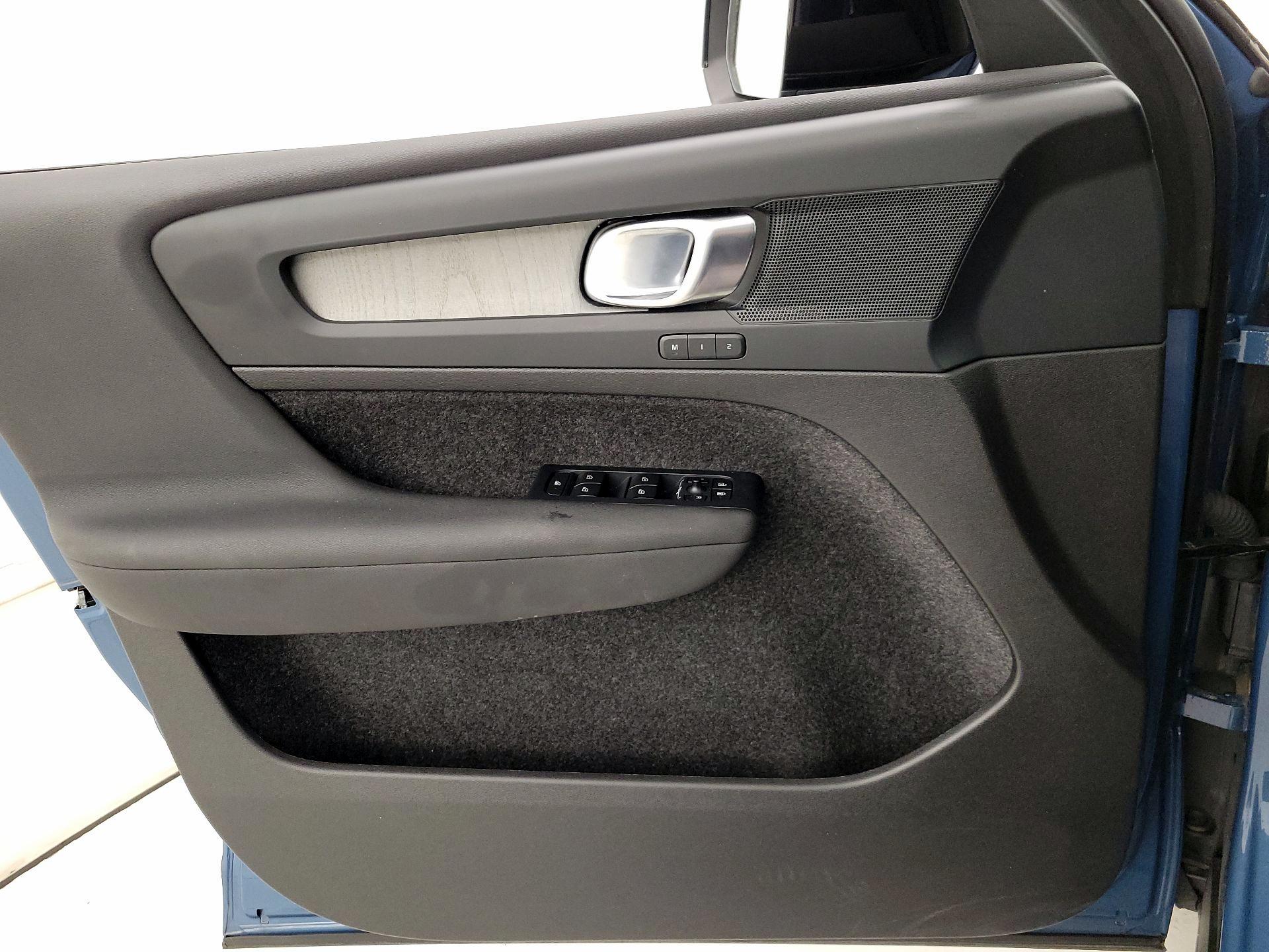 Thumbnail: 2024 Volvo XC40 - 12