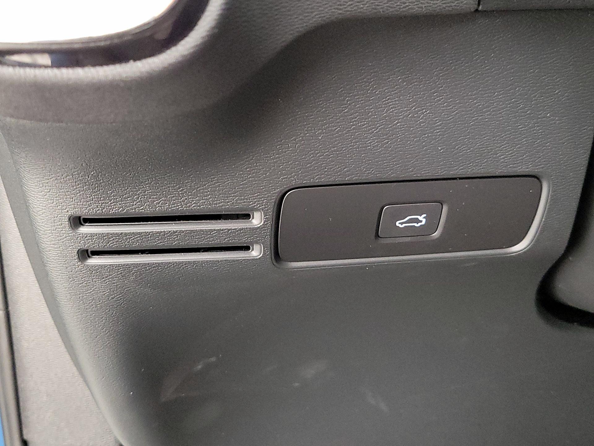 Thumbnail: 2024 Volvo XC40 - 13