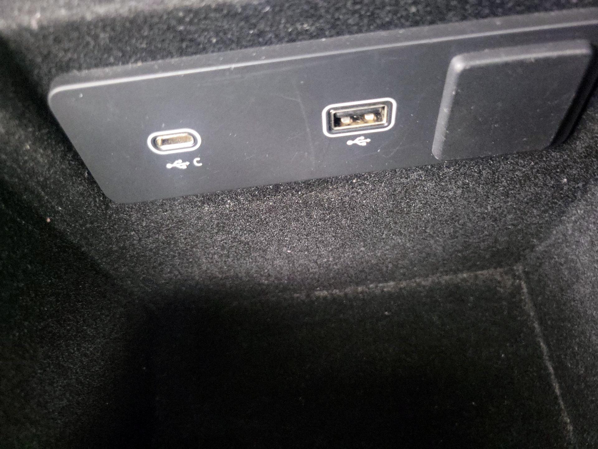 Thumbnail: 2022 Jaguar XF - 19