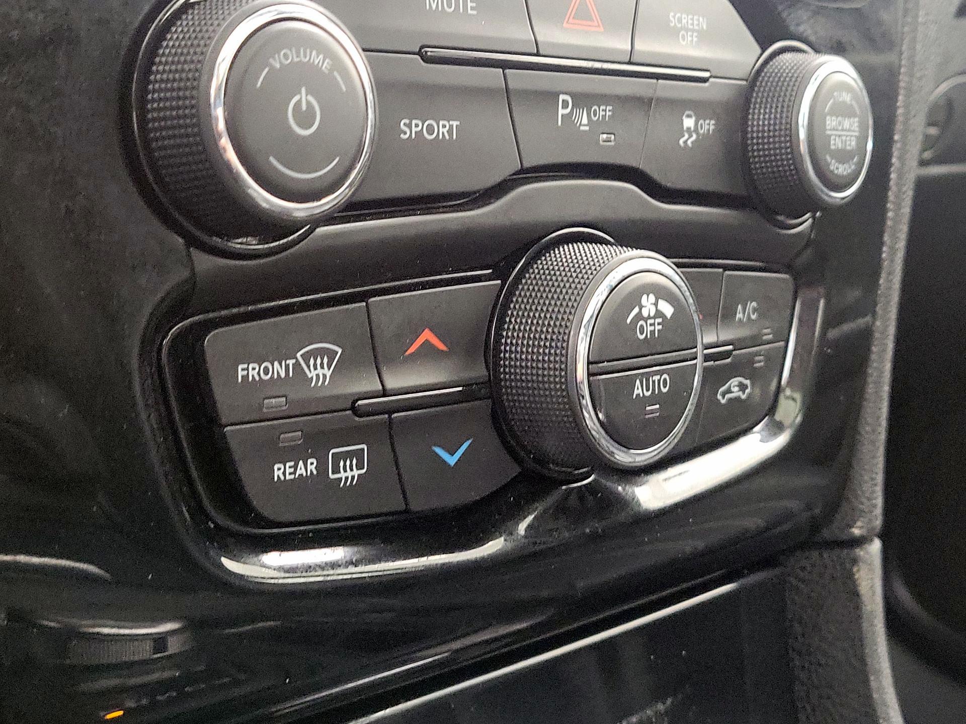 Thumbnail: 2023 Chrysler 300 - 16