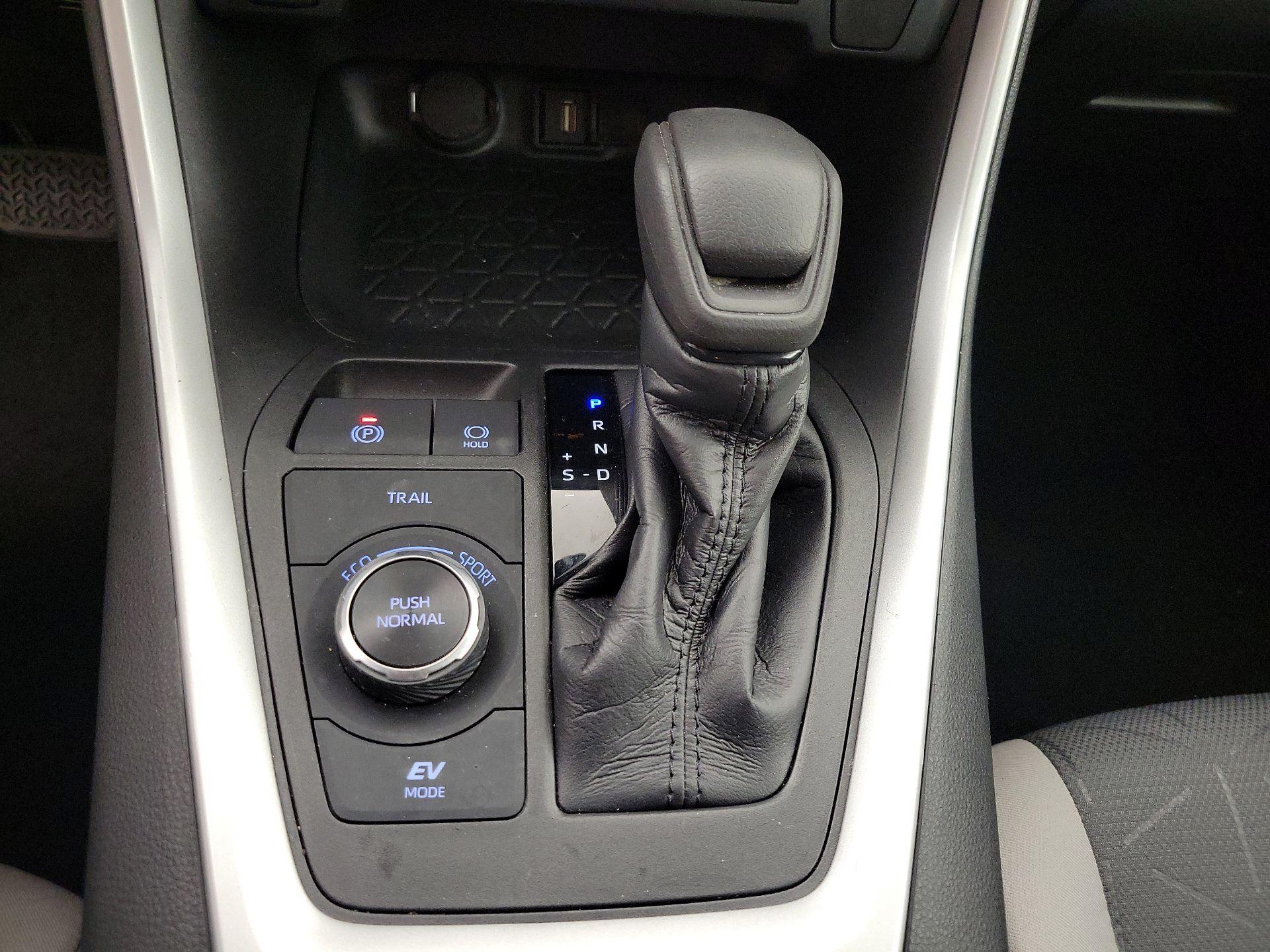 Thumbnail: 2021 Toyota RAV4 - 17