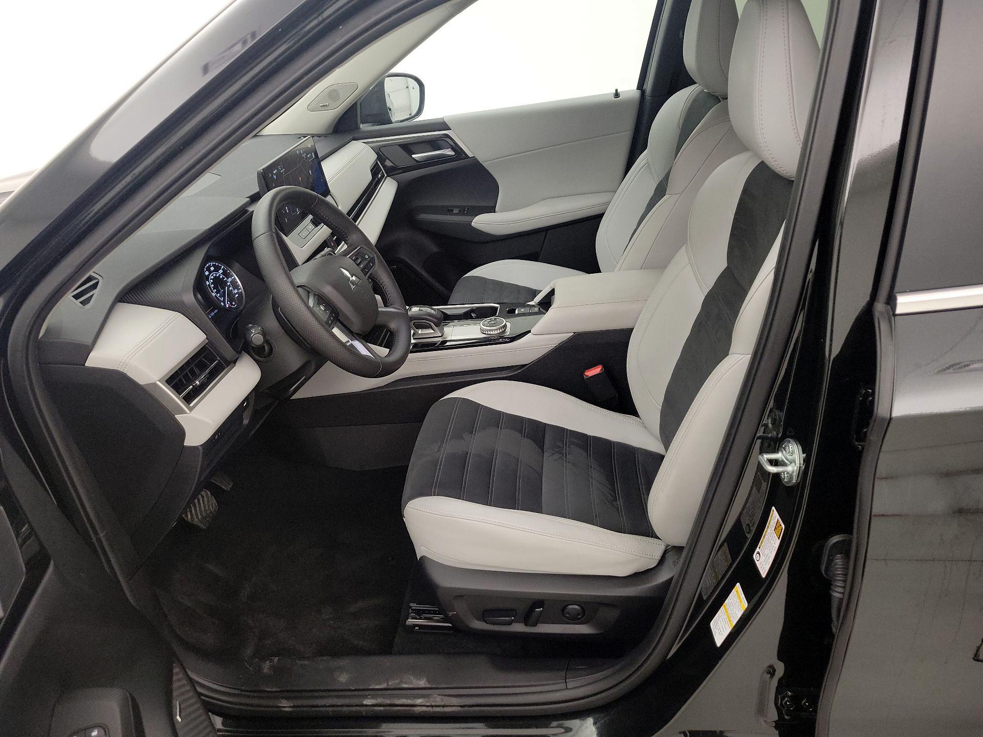 Thumbnail: 2025 Mitsubishi Outlander - 11