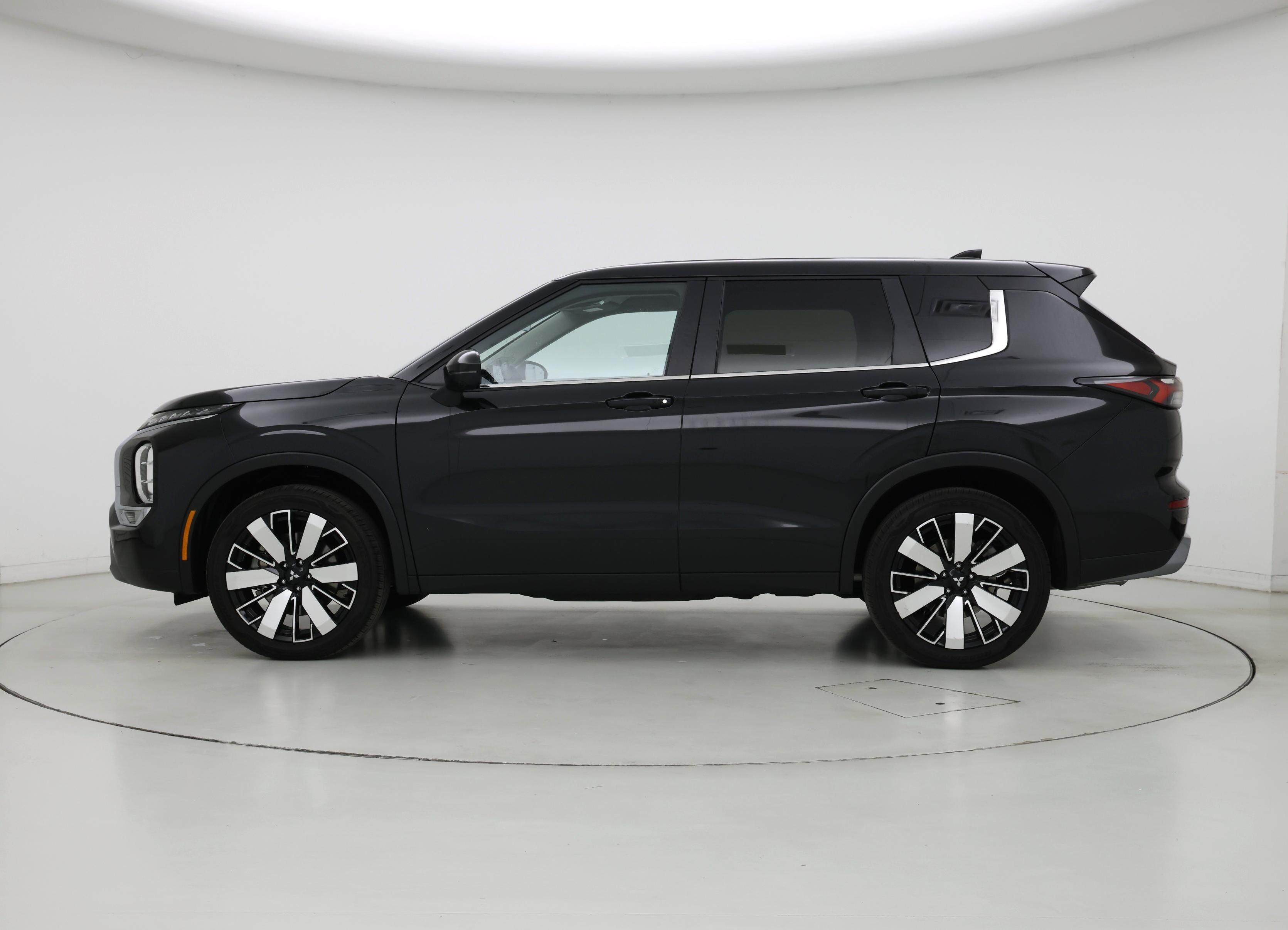 Thumbnail: 2025 Mitsubishi Outlander - 3