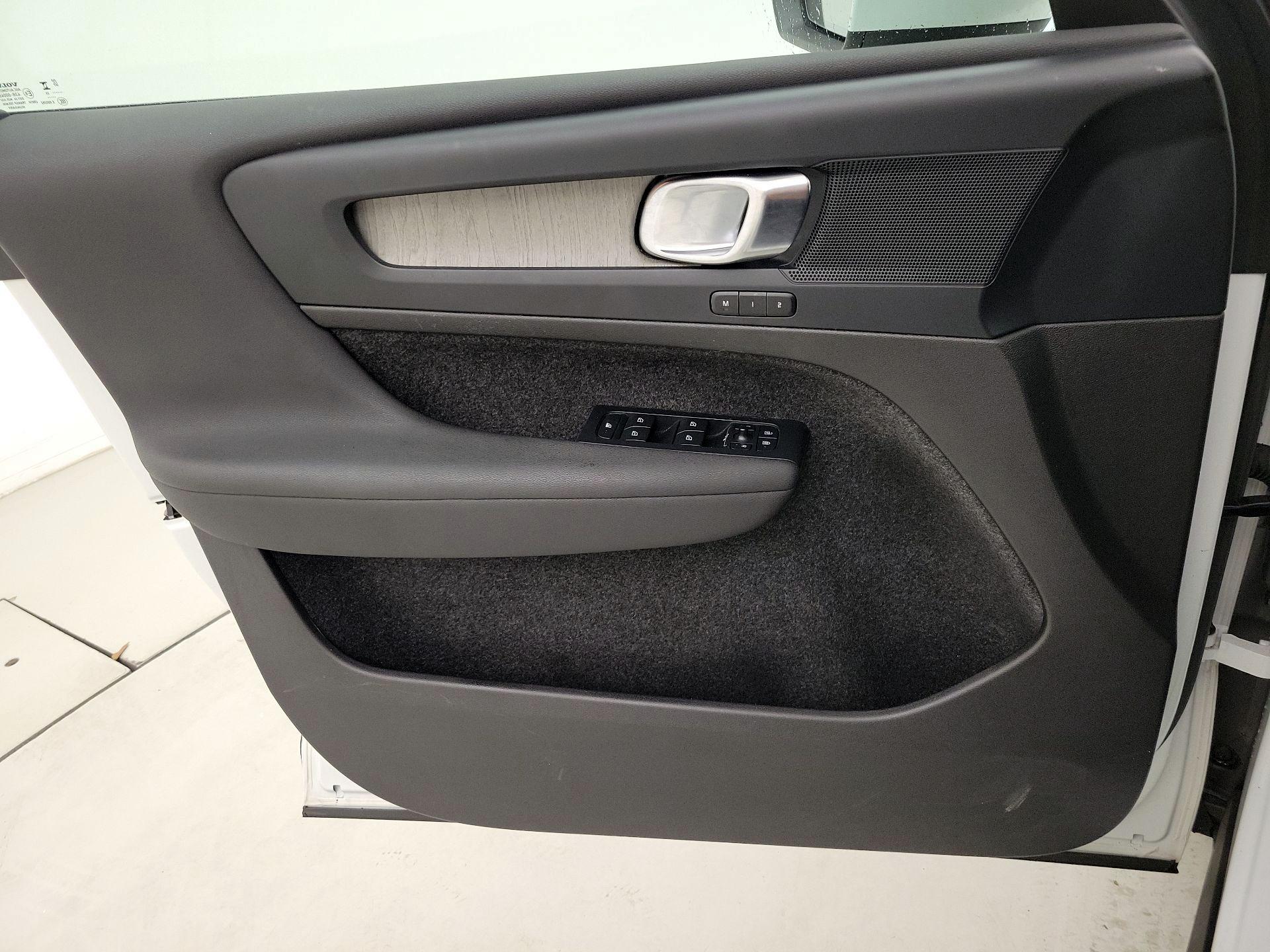 Thumbnail: 2023 Volvo XC40 - 12