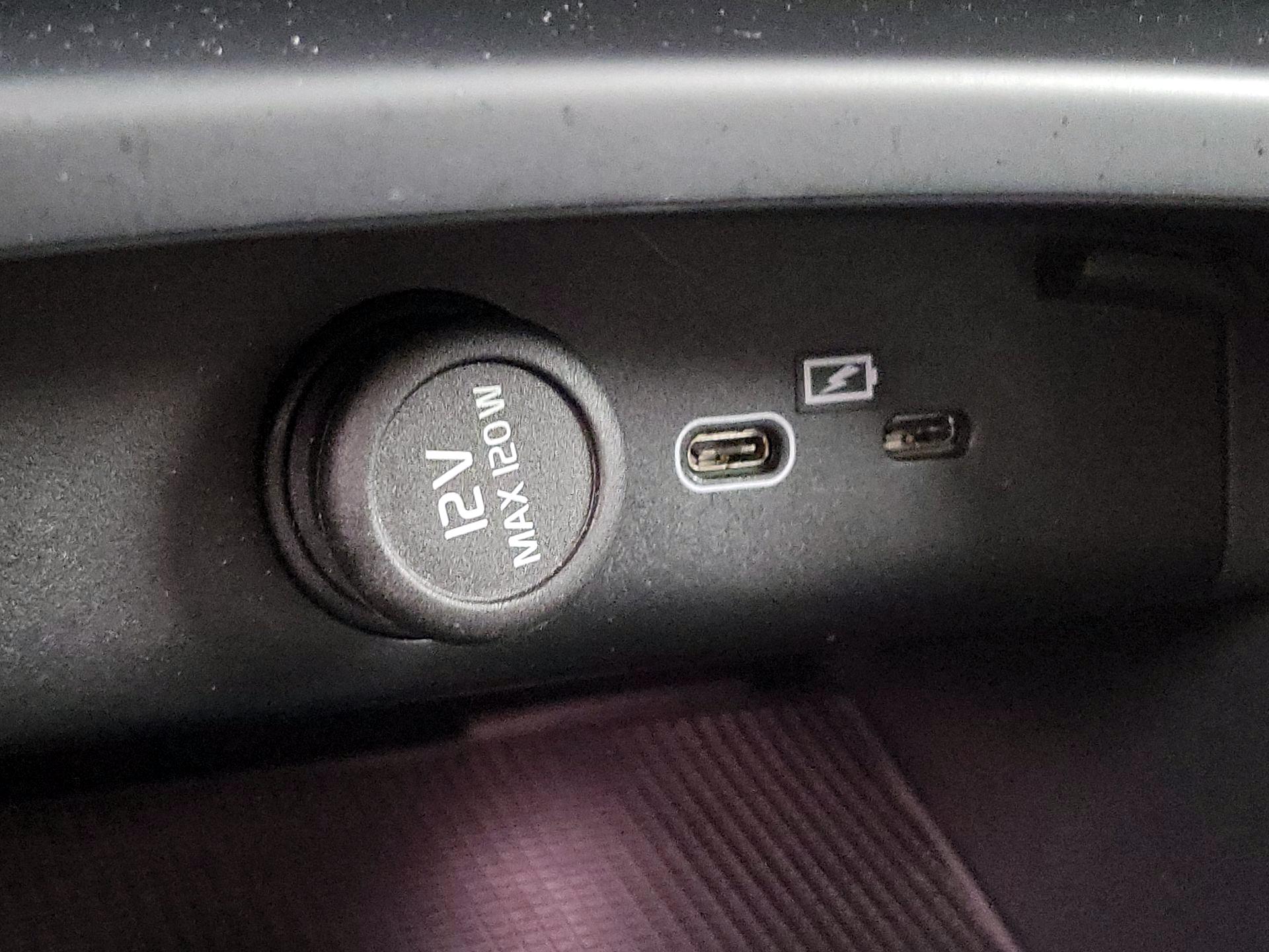 Thumbnail: 2023 Volvo XC40 - 18