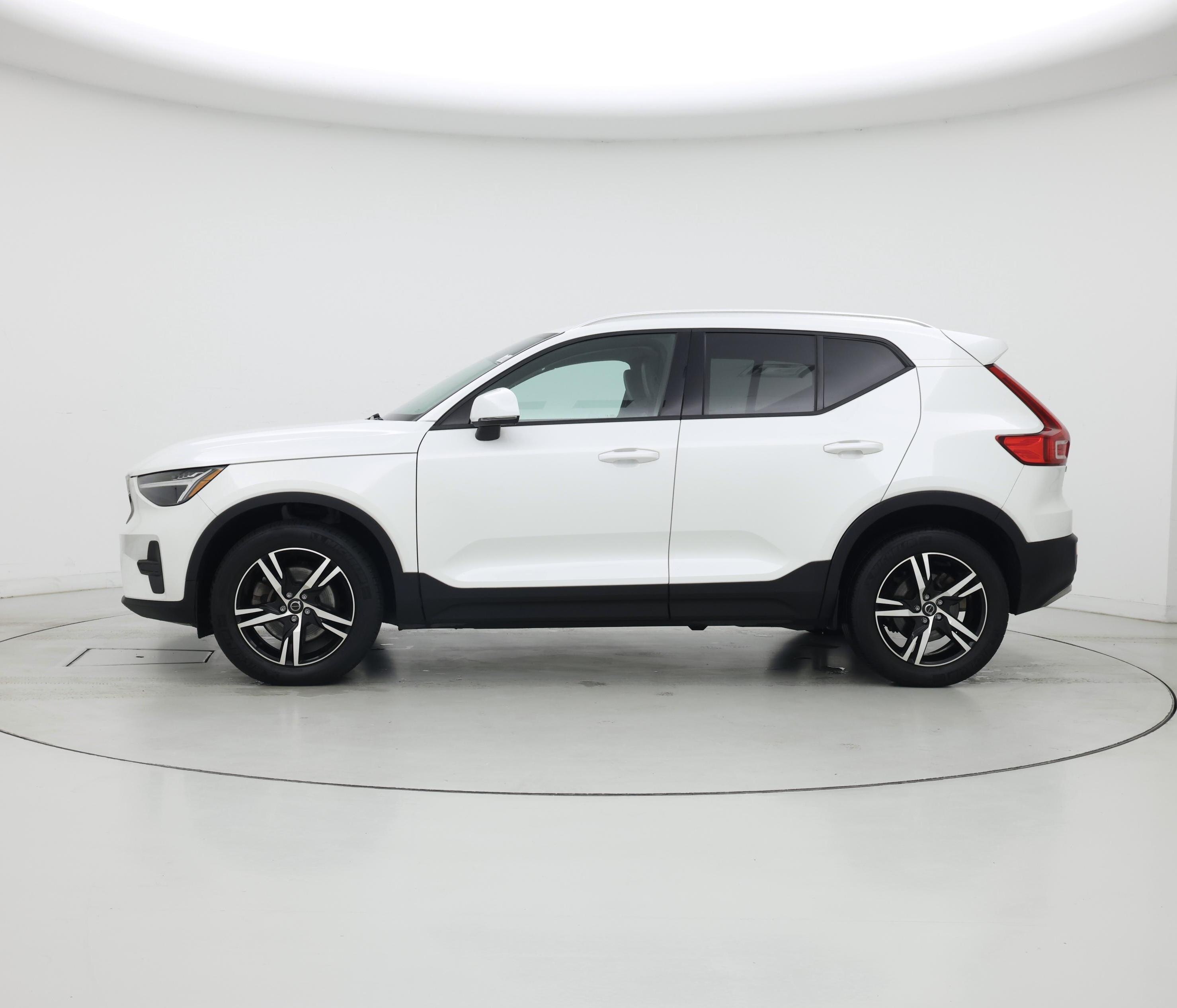 Thumbnail: 2023 Volvo XC40 - 3