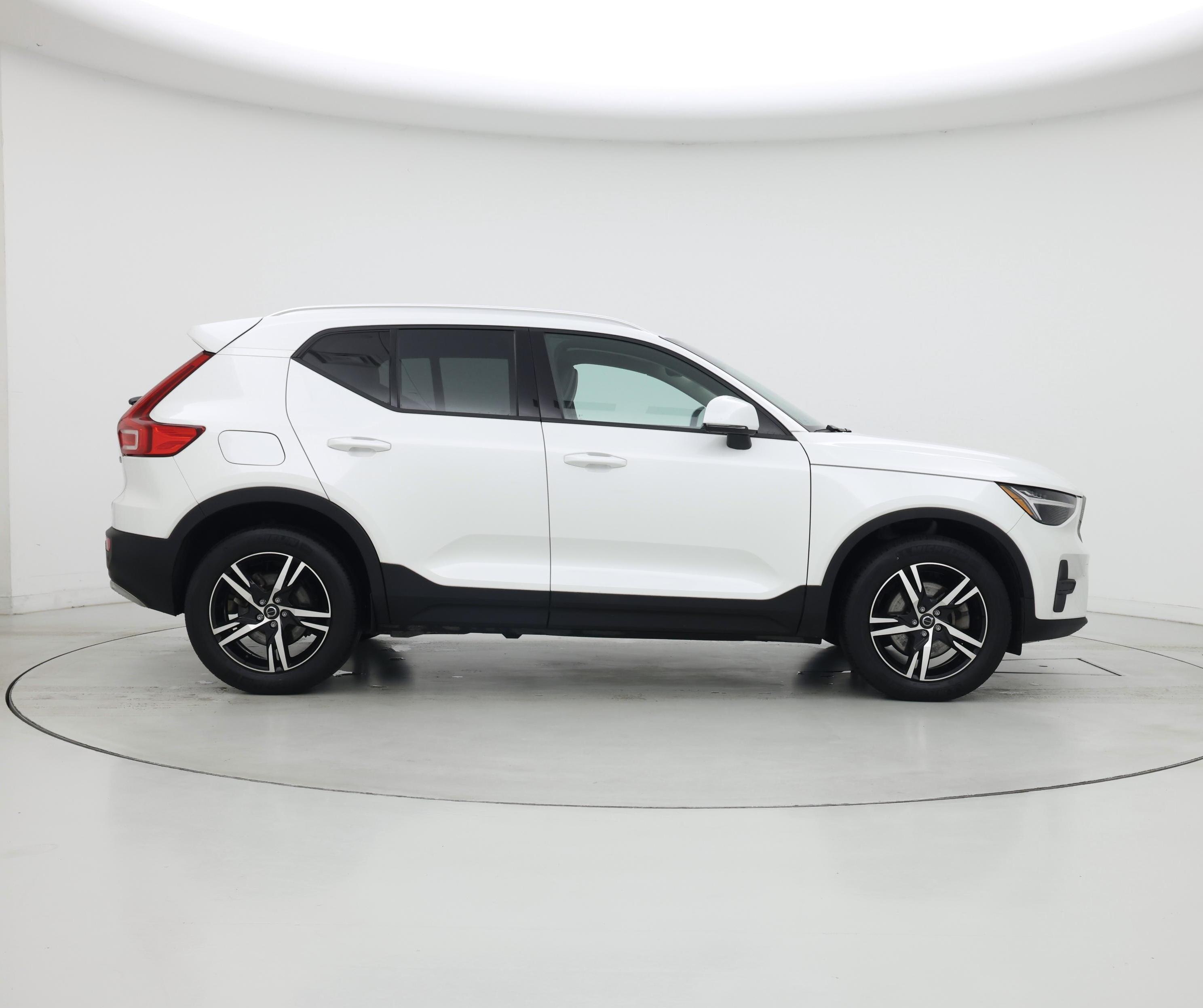 Thumbnail: 2023 Volvo XC40 - 7
