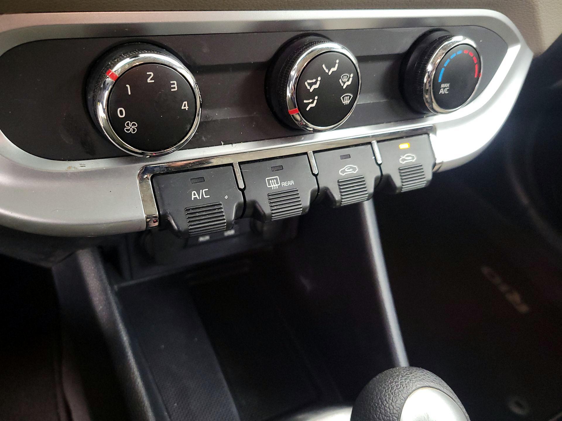 Thumbnail: 2017 Kia Rio - 15