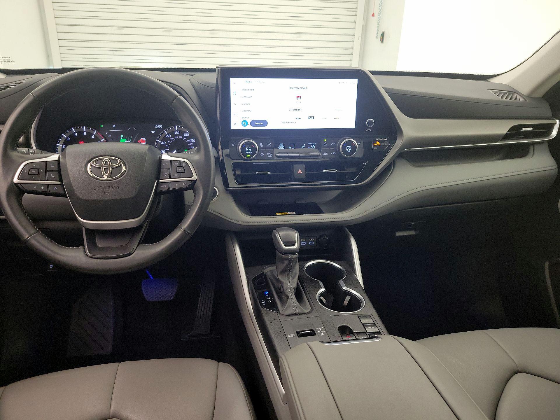 Thumbnail: 2023 Toyota Highlander - 9