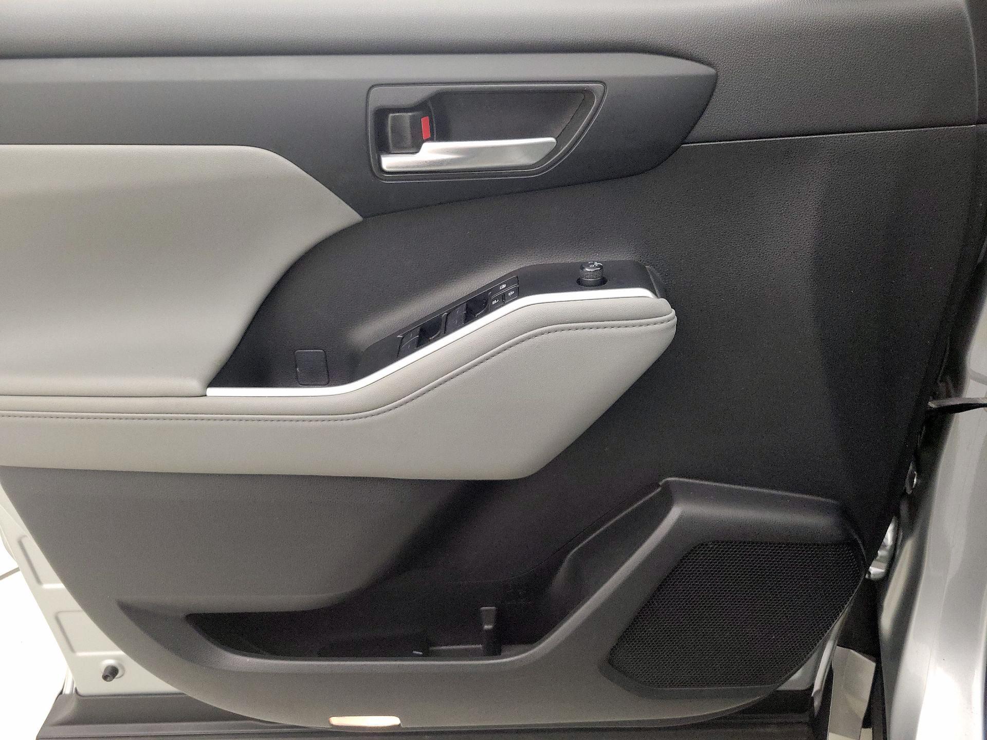 Thumbnail: 2023 Toyota Highlander - 12