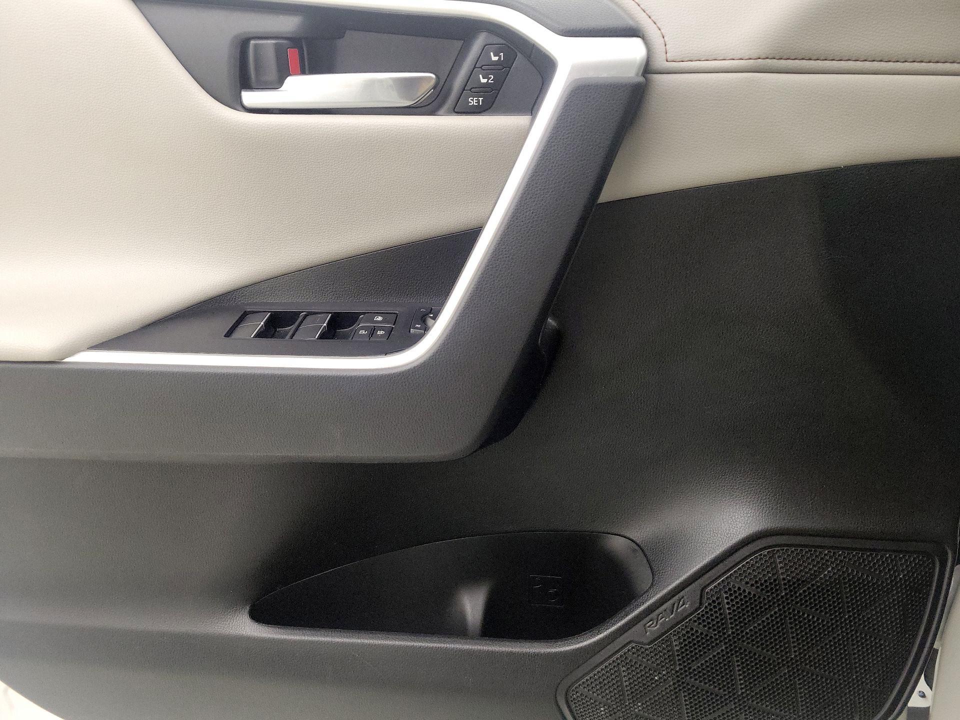 Thumbnail: 2020 Toyota RAV4 - 12