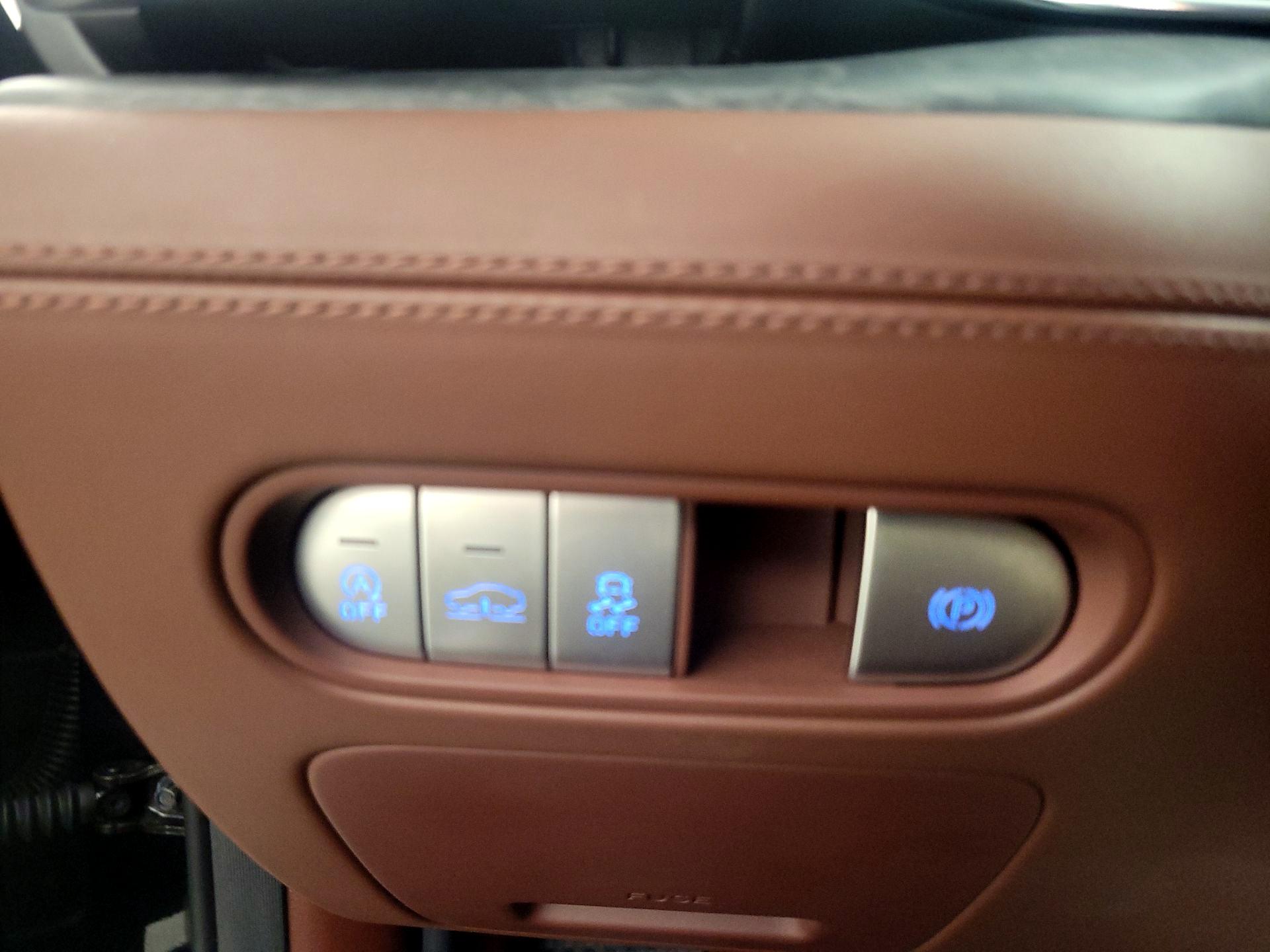 Thumbnail: 2023 Genesis G90 - 13