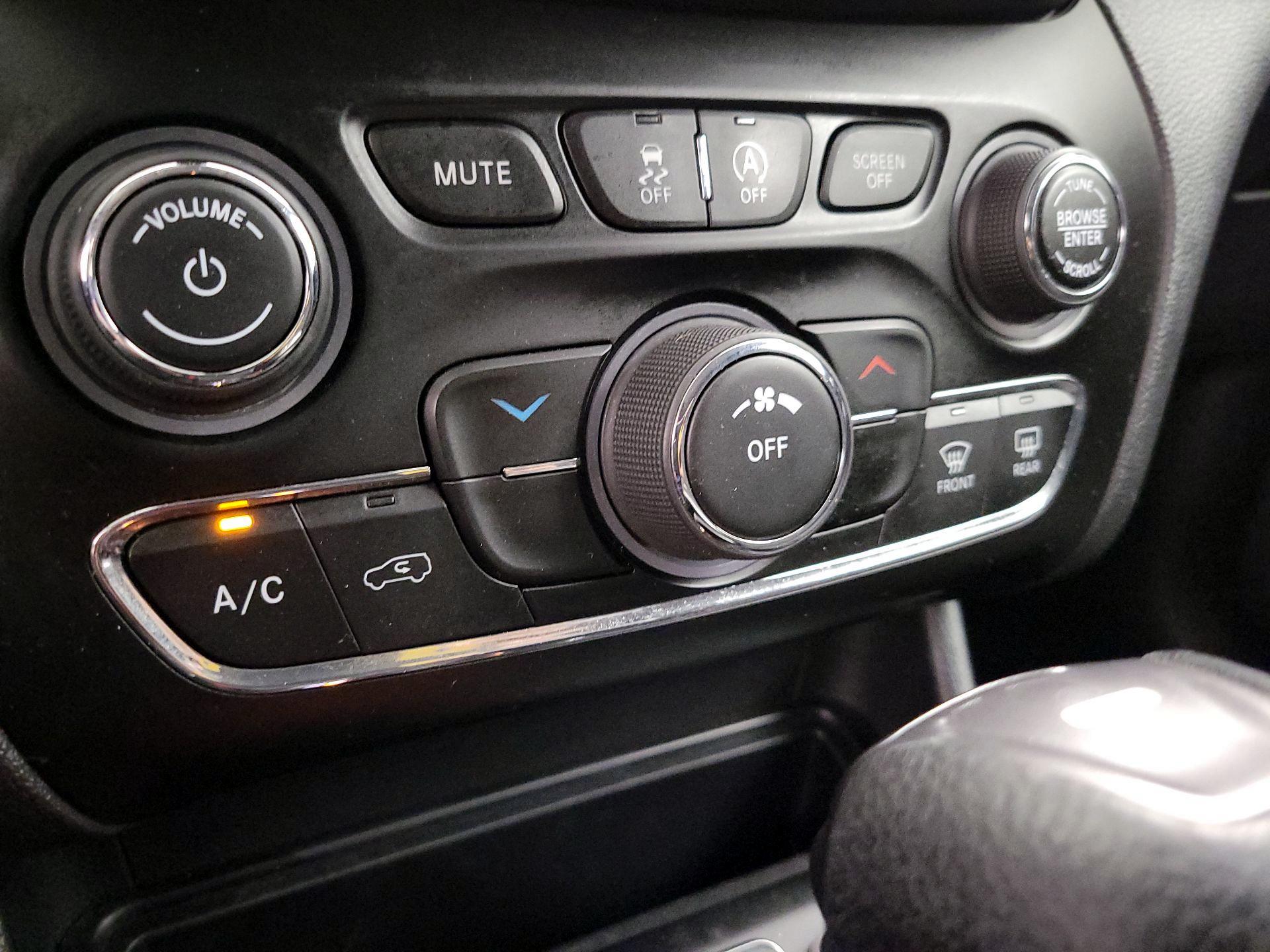 Thumbnail: 2020 Jeep Cherokee - 16