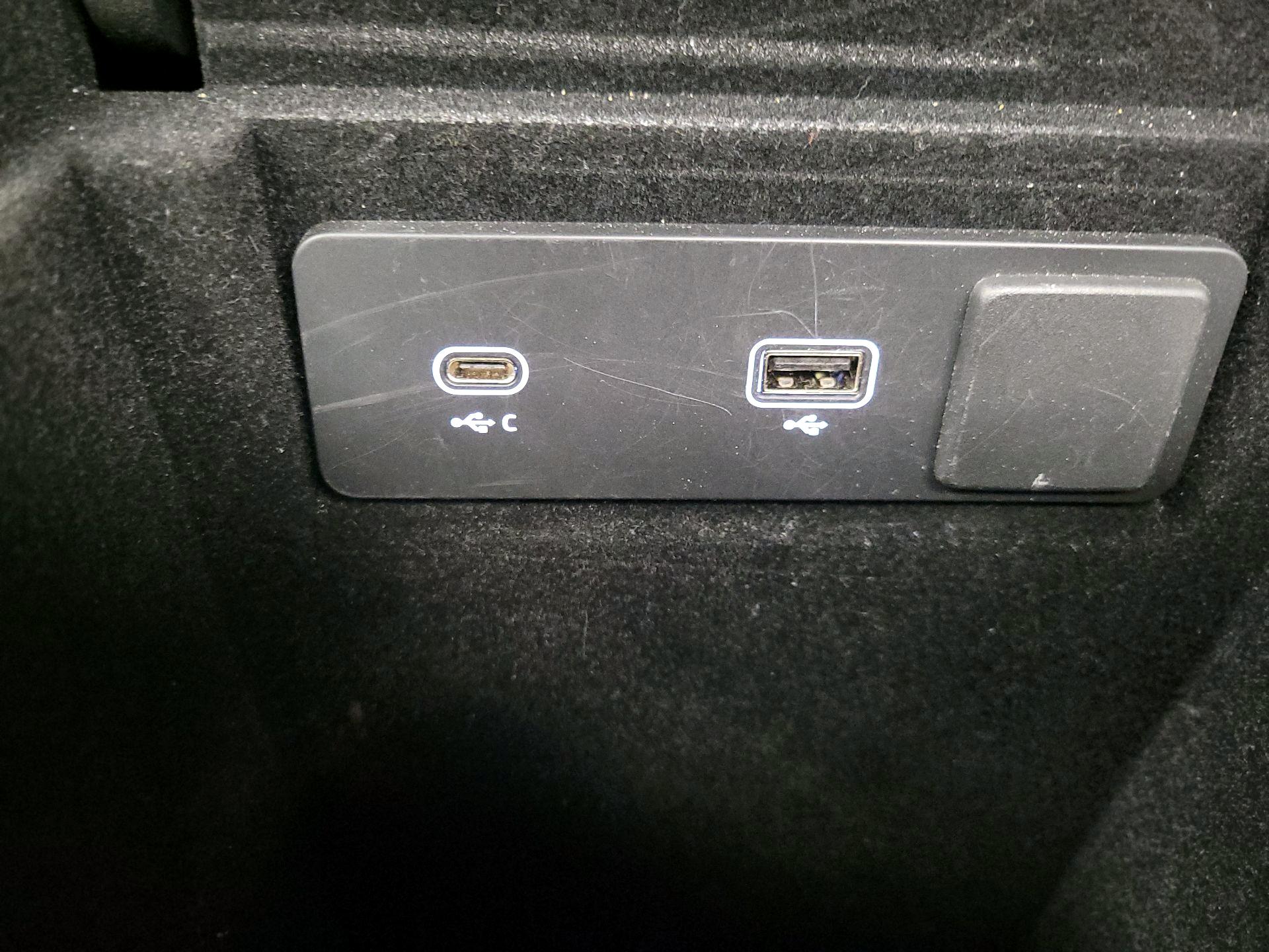 Thumbnail: 2022 Jaguar F-Pace - 19