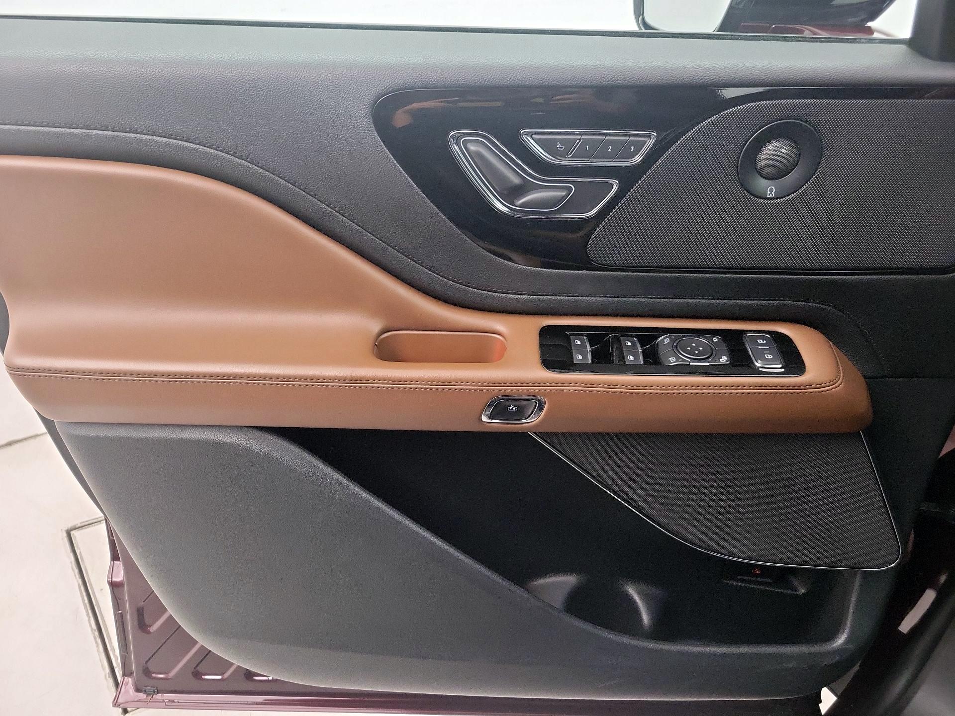 Thumbnail: 2021 Lincoln Aviator - 12