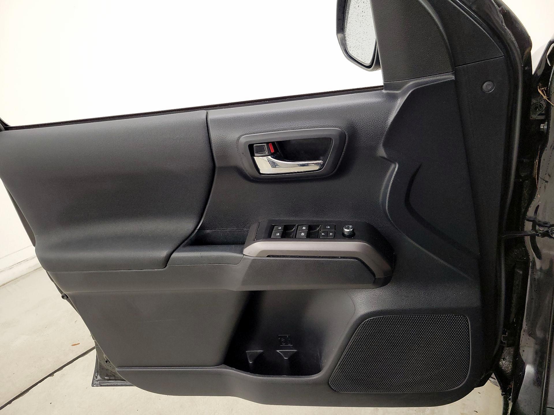 Thumbnail: 2018 Toyota Tacoma - 12