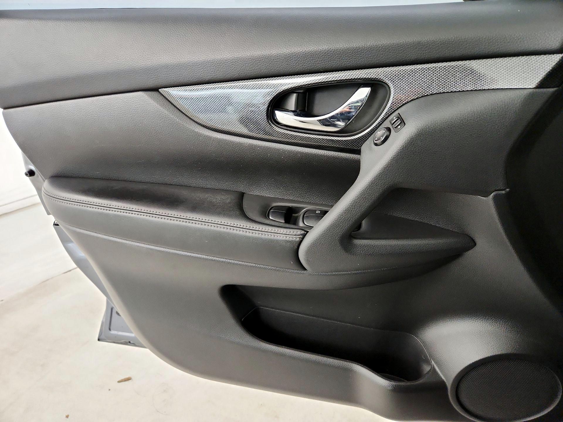 Thumbnail: 2016 Nissan Rogue - 12