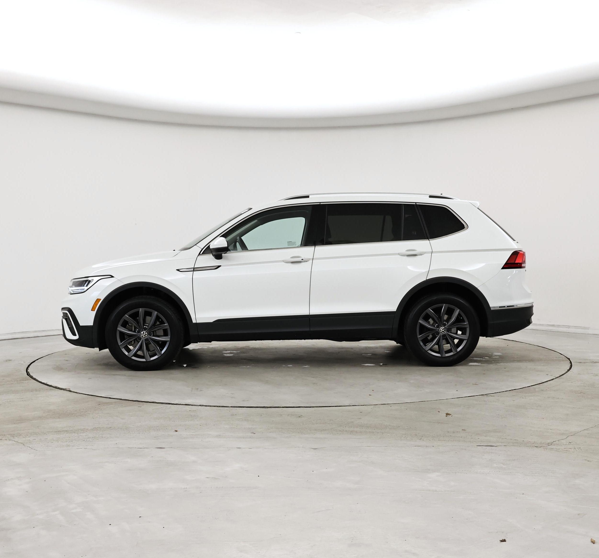 Thumbnail: 2023 Volkswagen Tiguan - 3