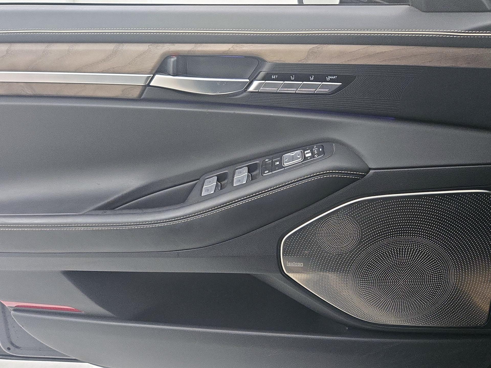 Thumbnail: 2022 Genesis G90 - 12