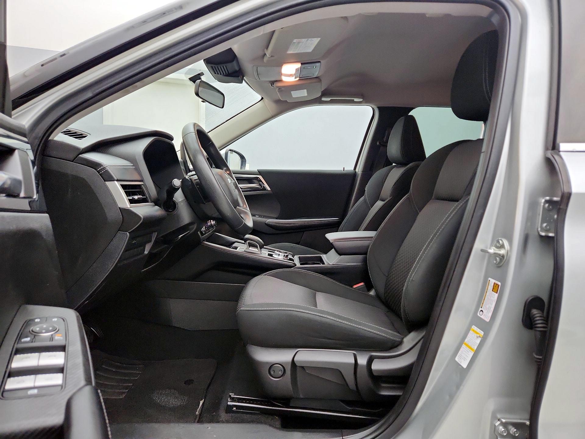 Thumbnail: 2022 Mitsubishi Outlander - 11