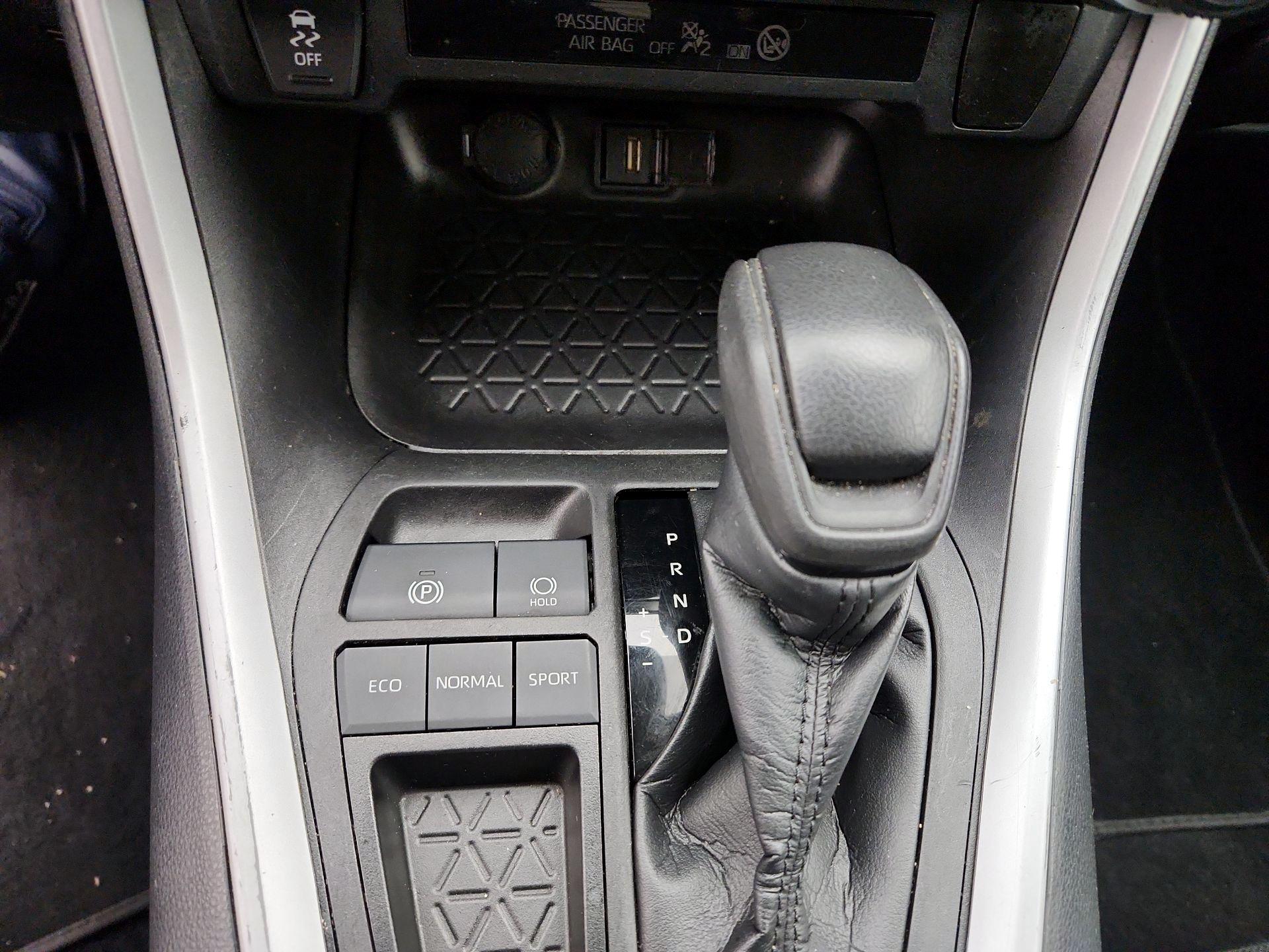 Thumbnail: 2021 Toyota RAV4 - 17